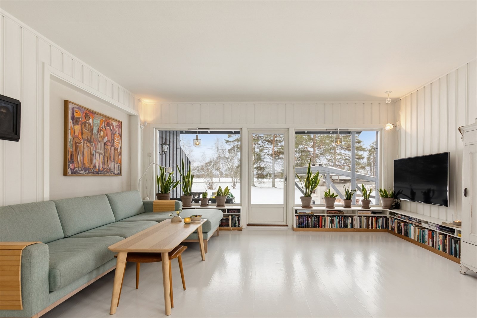 Boligen preges av en helhetlig og gjennomført stil, hvor detaljer, materialvalg og fargetoner spiller sømløst sammen og gir et harmonisk og sofistikert preg. Galleribilde