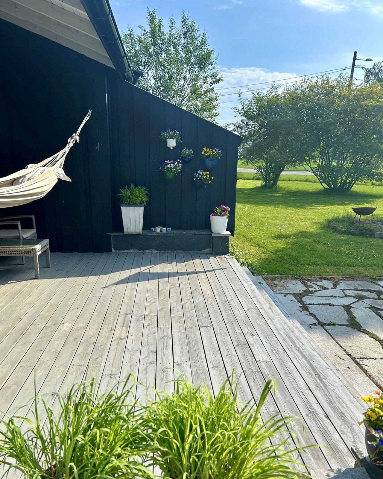 Selgers egne bilder: Solrik og hyggelig terrasse med god plass til utemøbler - perfekt for morgenkaffe, grillkvelder og lange sommerkvelder. Galleribilde