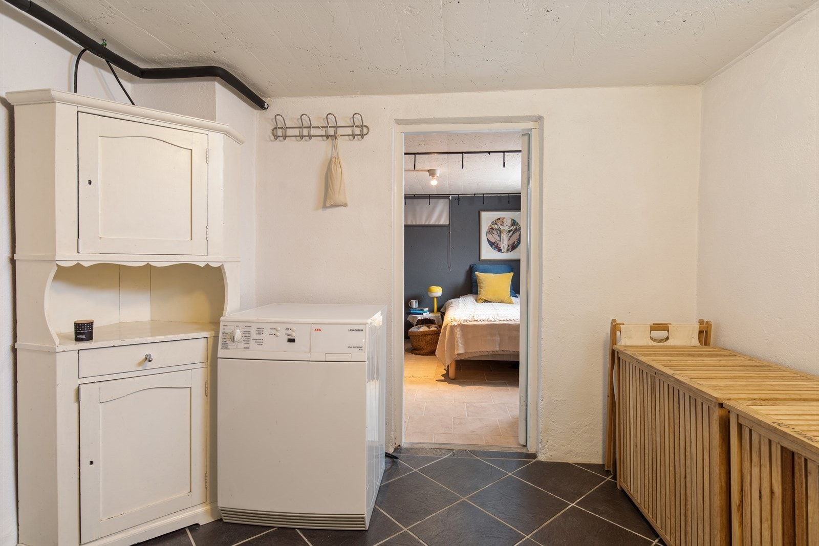 Opplegg for vaskemaskin og tørketrommel samt varmtvannstank - funksjonelt og romslig rom. Galleribilde