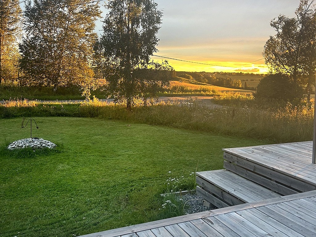 Selgers egne bilder: Fra terrassen trer du rett ut i en frodig og velstelt hage med store plenflater som er ideell for både lek og avslapning. Galleribilde