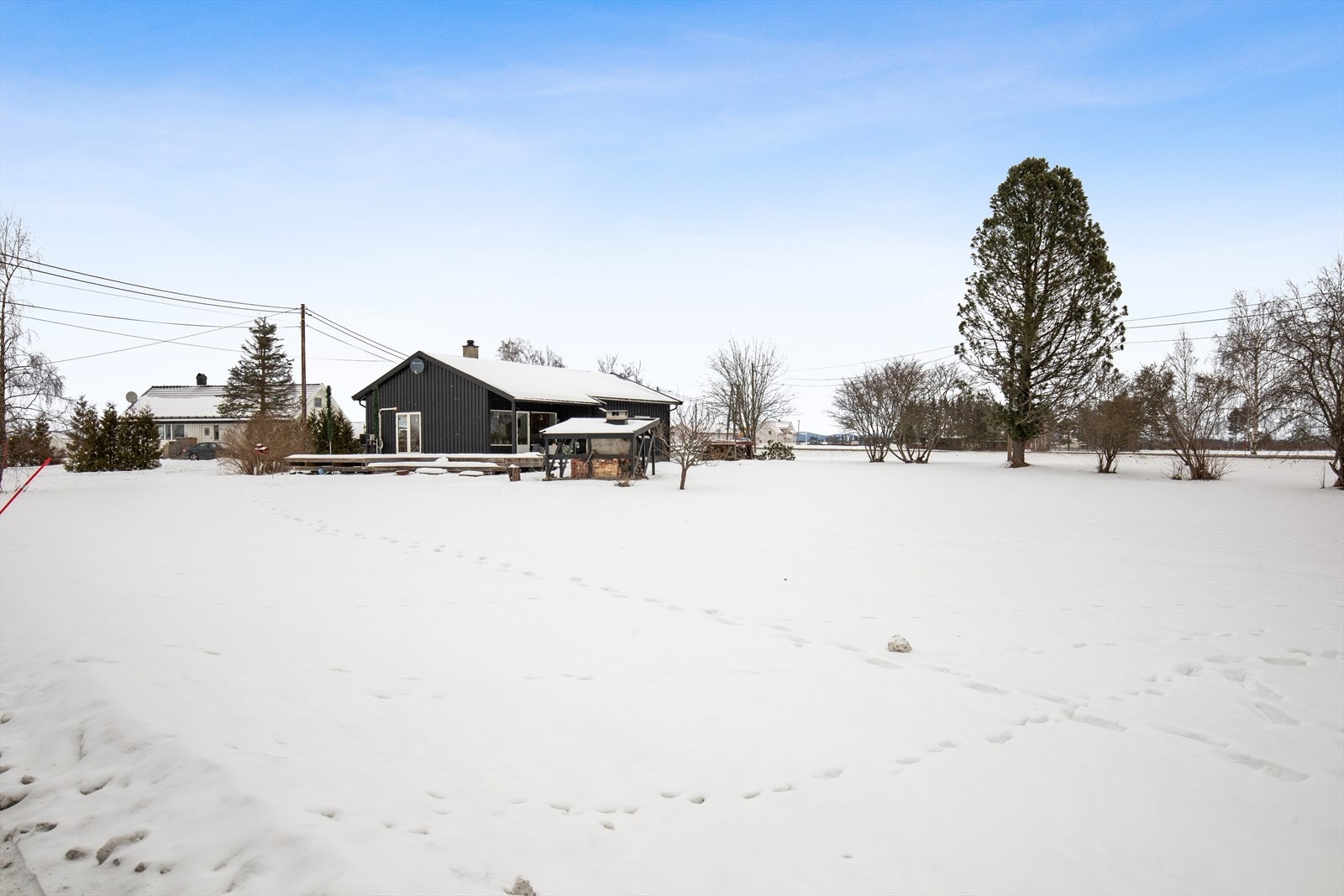Eiendommen disponerer også et mindre område med dyrkbar mark, som gir fine muligheter for egen kjøkkenhage - enten du ønsker å dyrke poteter, grønnsaker eller urter. Galleribilde