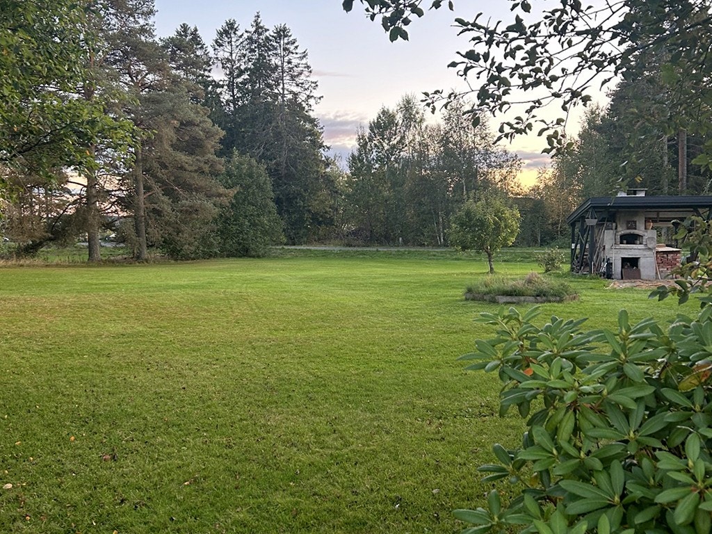 Selgers egne bilder: Grønne omgivelser og åpne landskap gir en landlig og fredelig atmosfære. Galleribilde