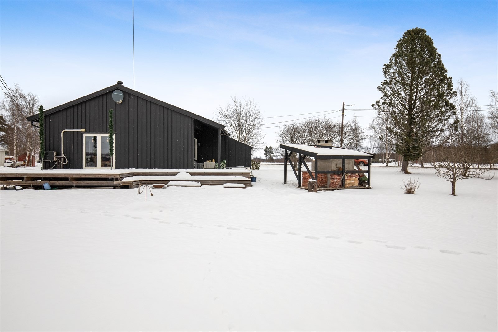 Sjeldent romslig og pent opparbeidet tomt på ca. 4 548 kvm med gode solforhold og landlig preg. Galleribilde