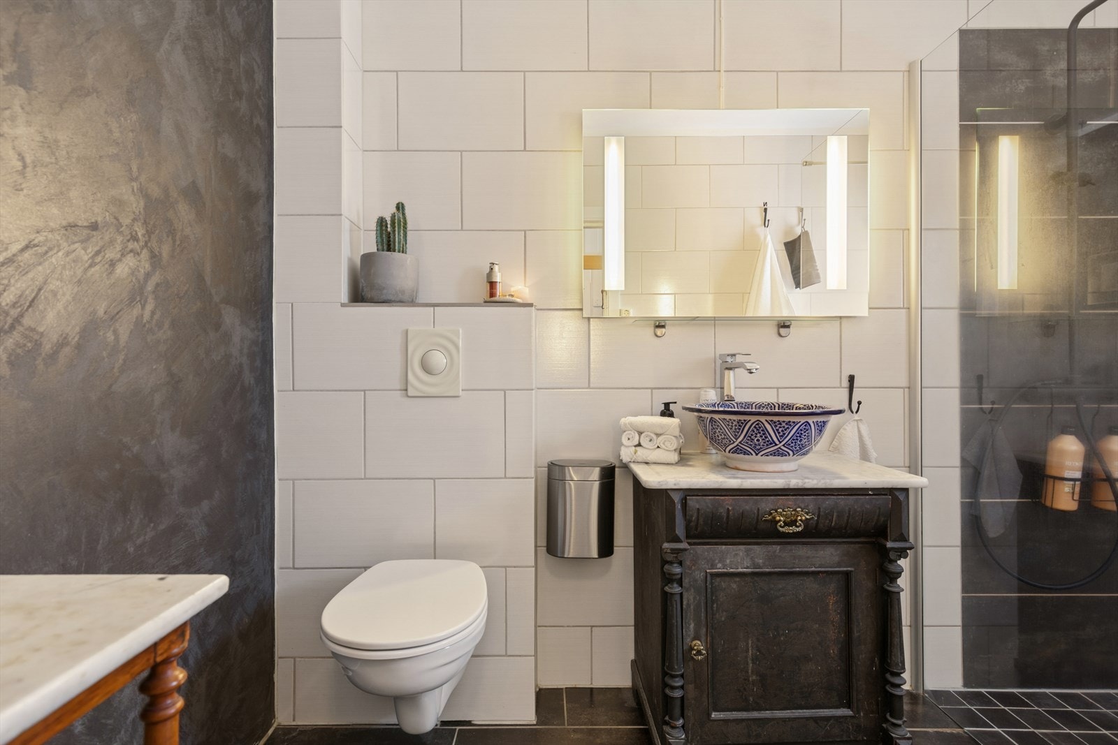 Innbydende og flislagt bad med herskapelig preg og gjennomførte detaljer. Galleribilde