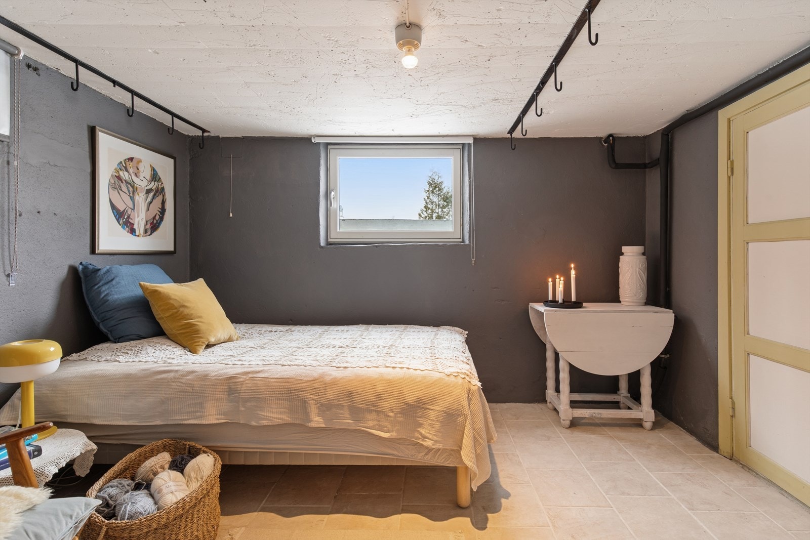 Rom i kjeller som er innredet og benyttet som soverom. Alle rommene innredet som soverom i kjeller er ikke godkjente soverom da de ikke tilsvarer rom for varig opphold med tanke på for lav takhøyde. Galleribilde