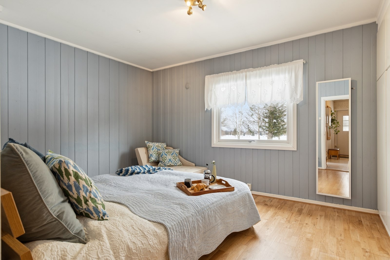 Lyst og romslig soverom med god plass til dobbeltseng og garderobe. Galleribilde