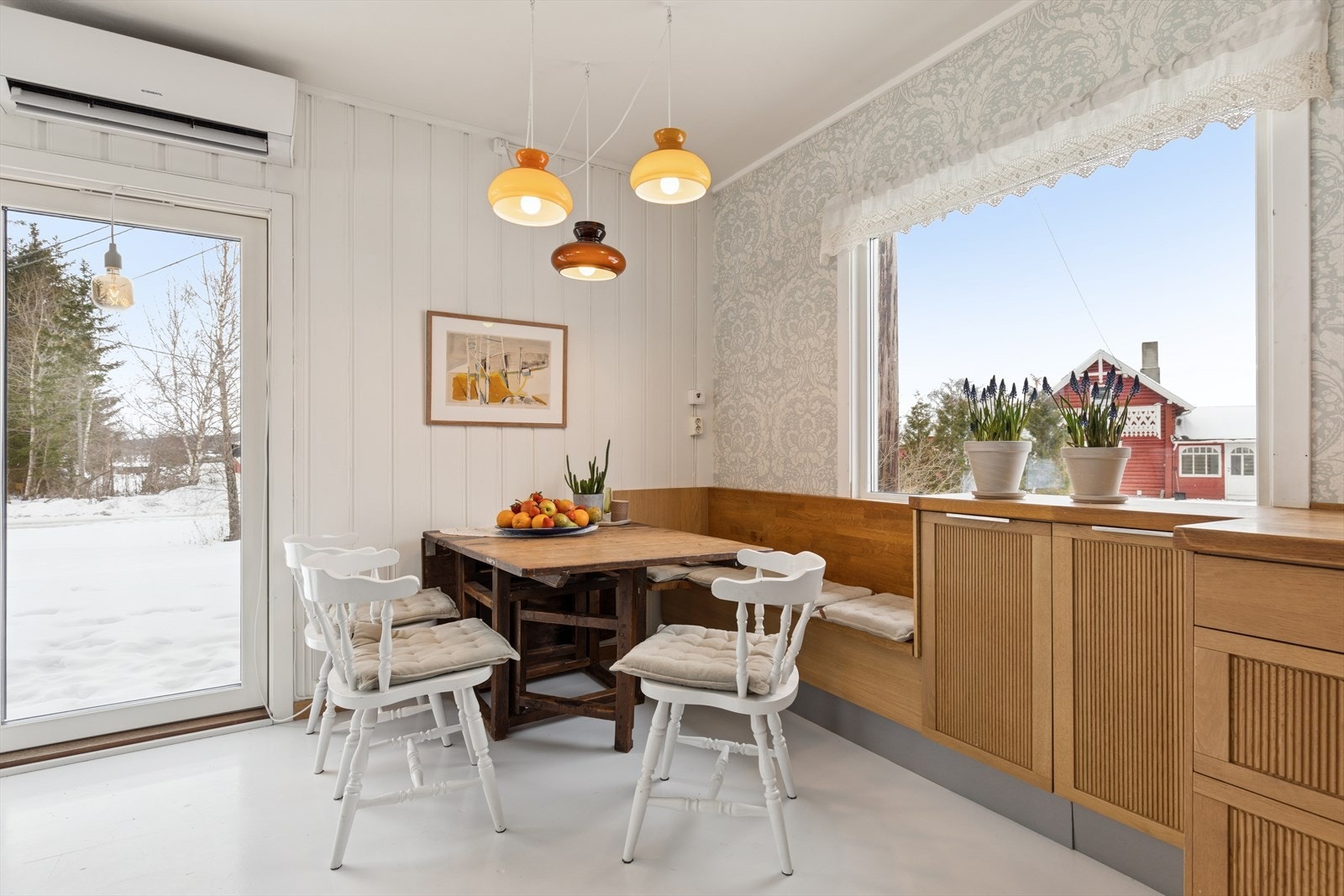 Lys og hyggelig spiseplass i naturlig tilknytning til kjøkkenet - et sosialt samlingspunkt i hjemmet. Galleribilde