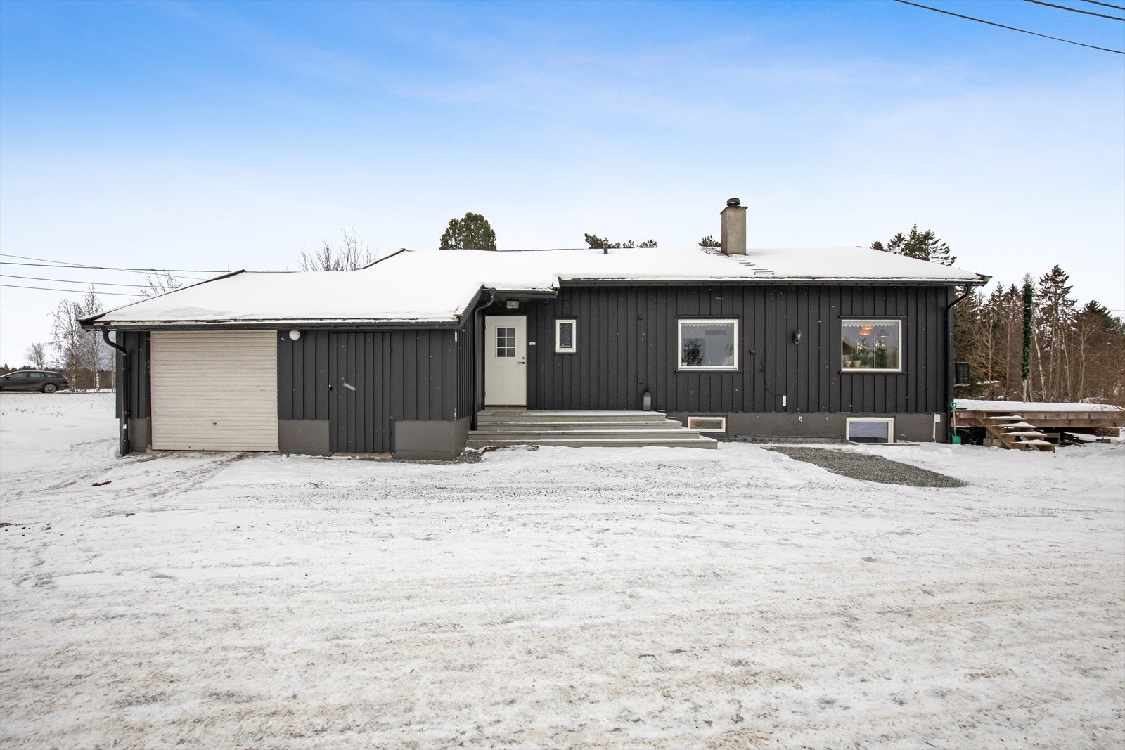 Eiendommen ønsker deg velkommen med gruslagt gårdsplass, rikelig med parkering, garasje og praktisk utebod - en funksjonell og ryddig ankomst til boligen. Galleribilde