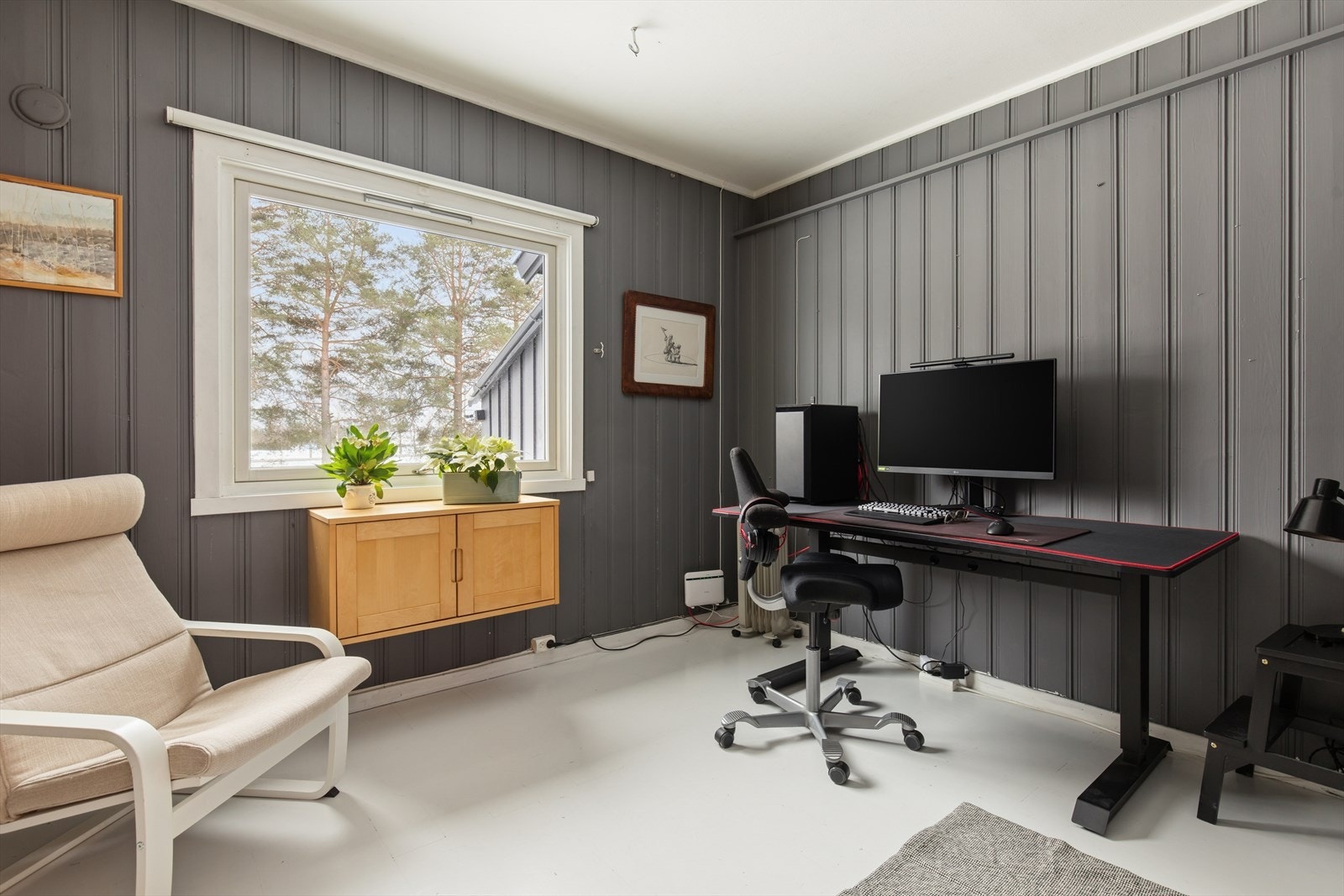 Lyst og rolig soverom med gode møbleringsmuligheter. Galleribilde