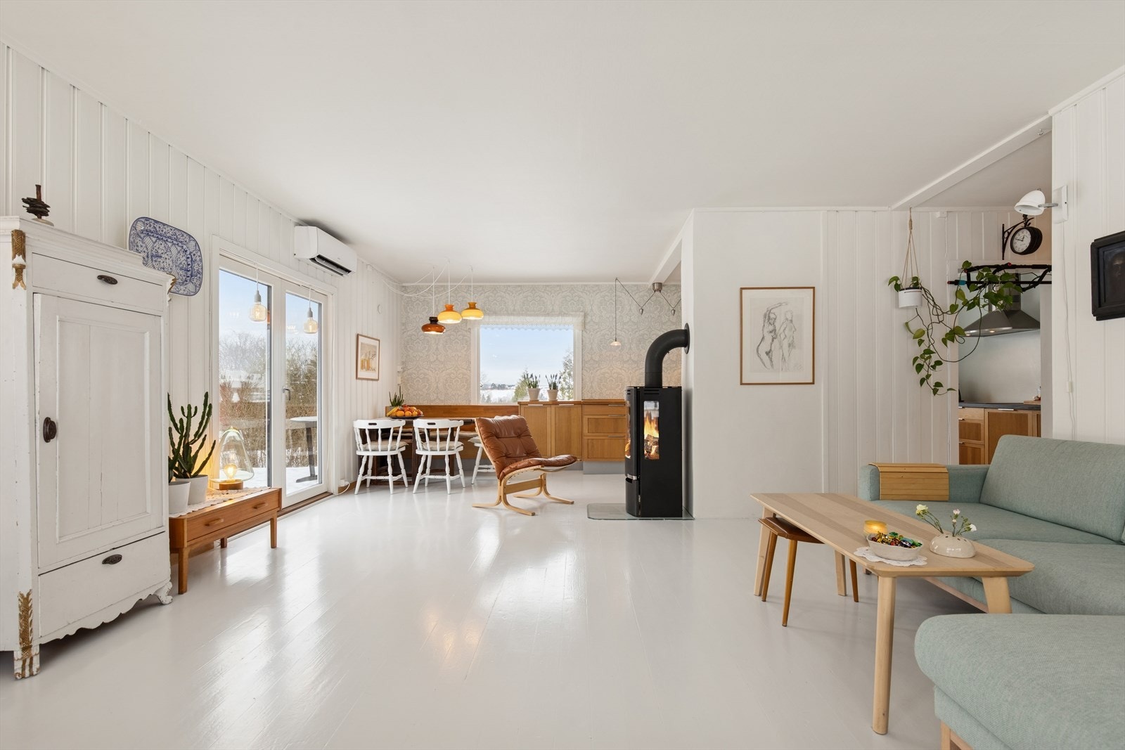 Gode møbleringsmuligheter gir fleksible soner for både sofagruppe og spiseplass. Galleribilde