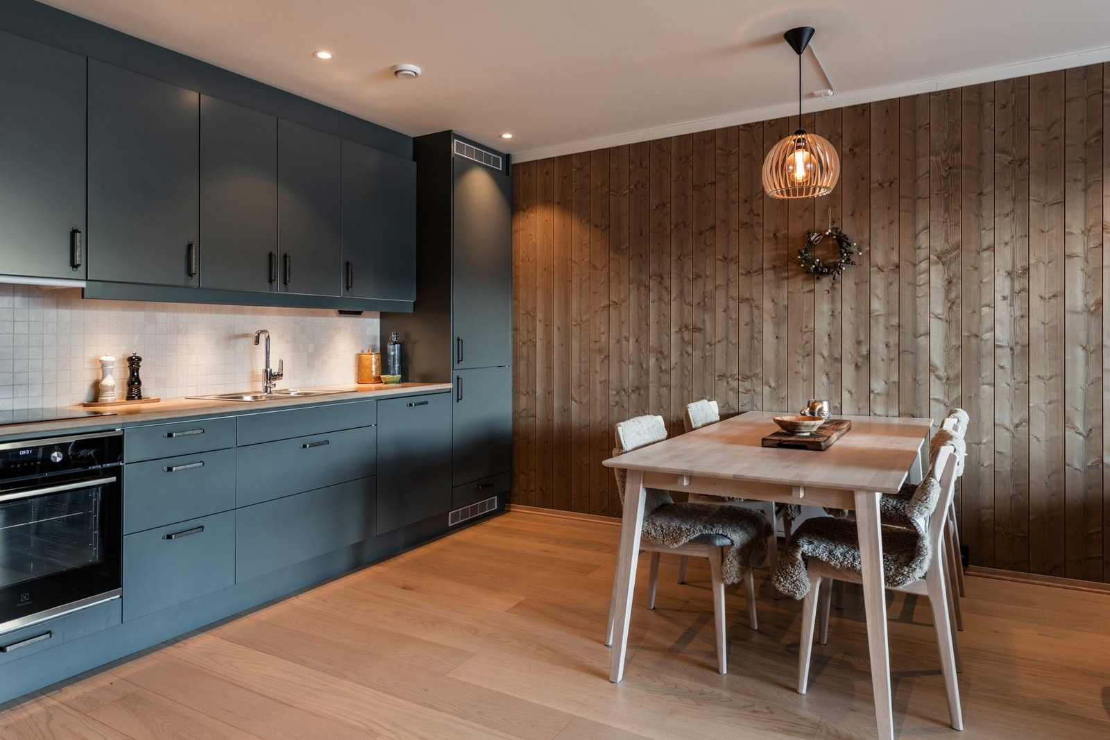 Integrerte hvitevarer som oppvaskmaskin, stekeovn, koketopp og kjøl-/fryseskap. Galleribilde