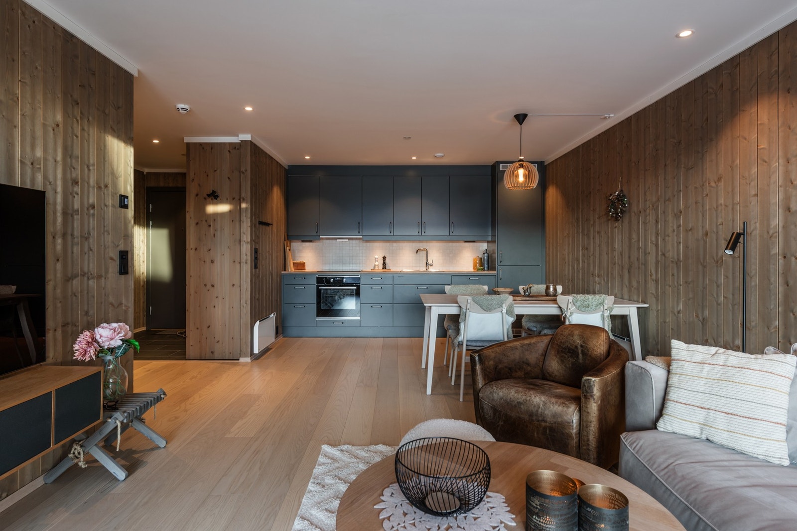 Moderne kjøkkeninnredning med glatte fronter. Galleribilde