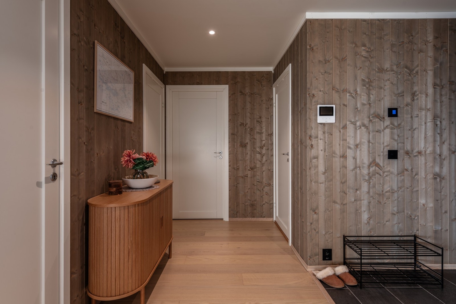 Gjennomgående for leiligheten er beiset panel på vegg og parkett på gulv. Galleribilde