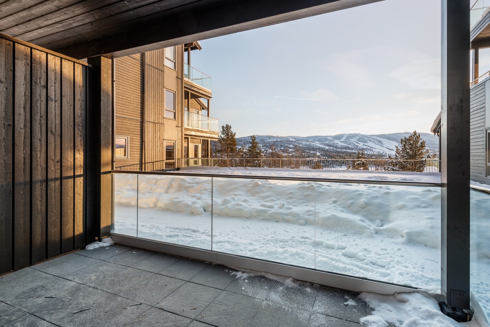 Overbygd terrasse med glassrekkverk. Galleribilde