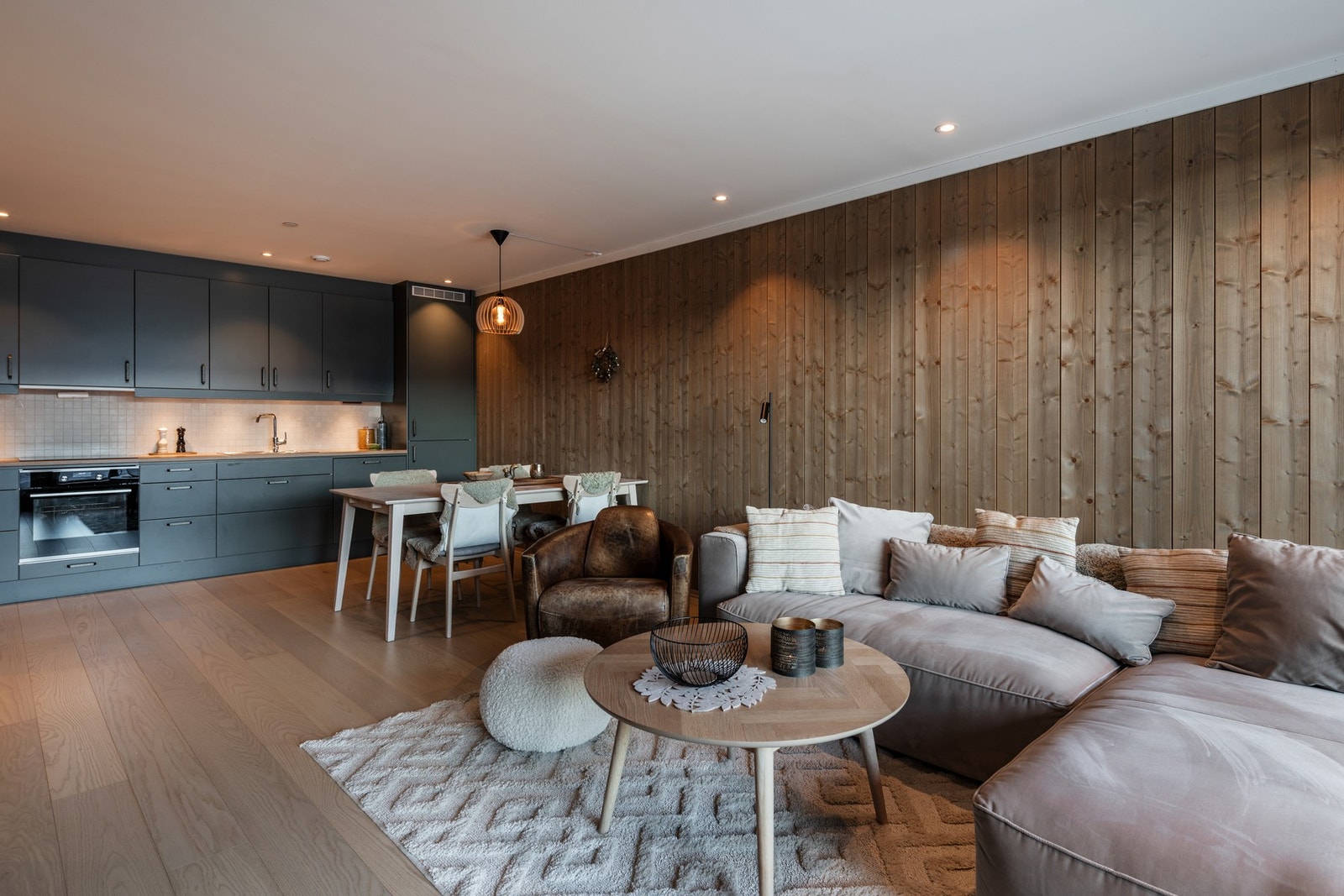 Åpen og sosial løsning mellom stue og kjøkken. Galleribilde