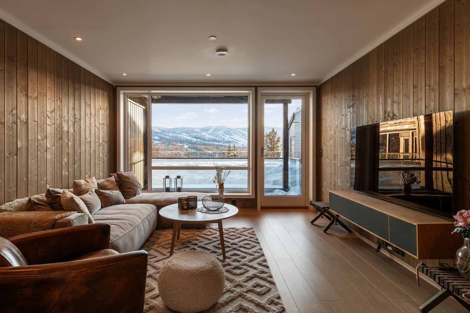 Store vindusflater som slipper inn godt med naturlig lys, og dør ut til terrasse. Galleribilde