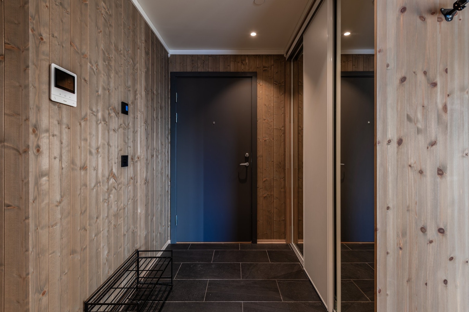 Gang med skyvedørsgarderobe og praktiske fliser på gulv. Galleribilde