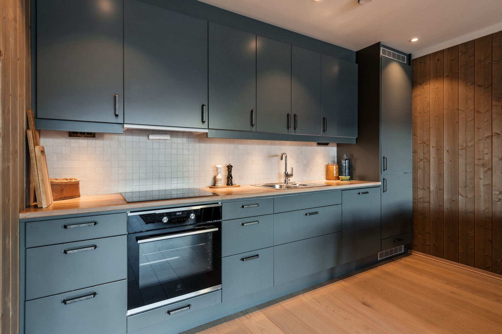 Nedfelt oppvaskkum i heltre benkeplate. Galleribilde