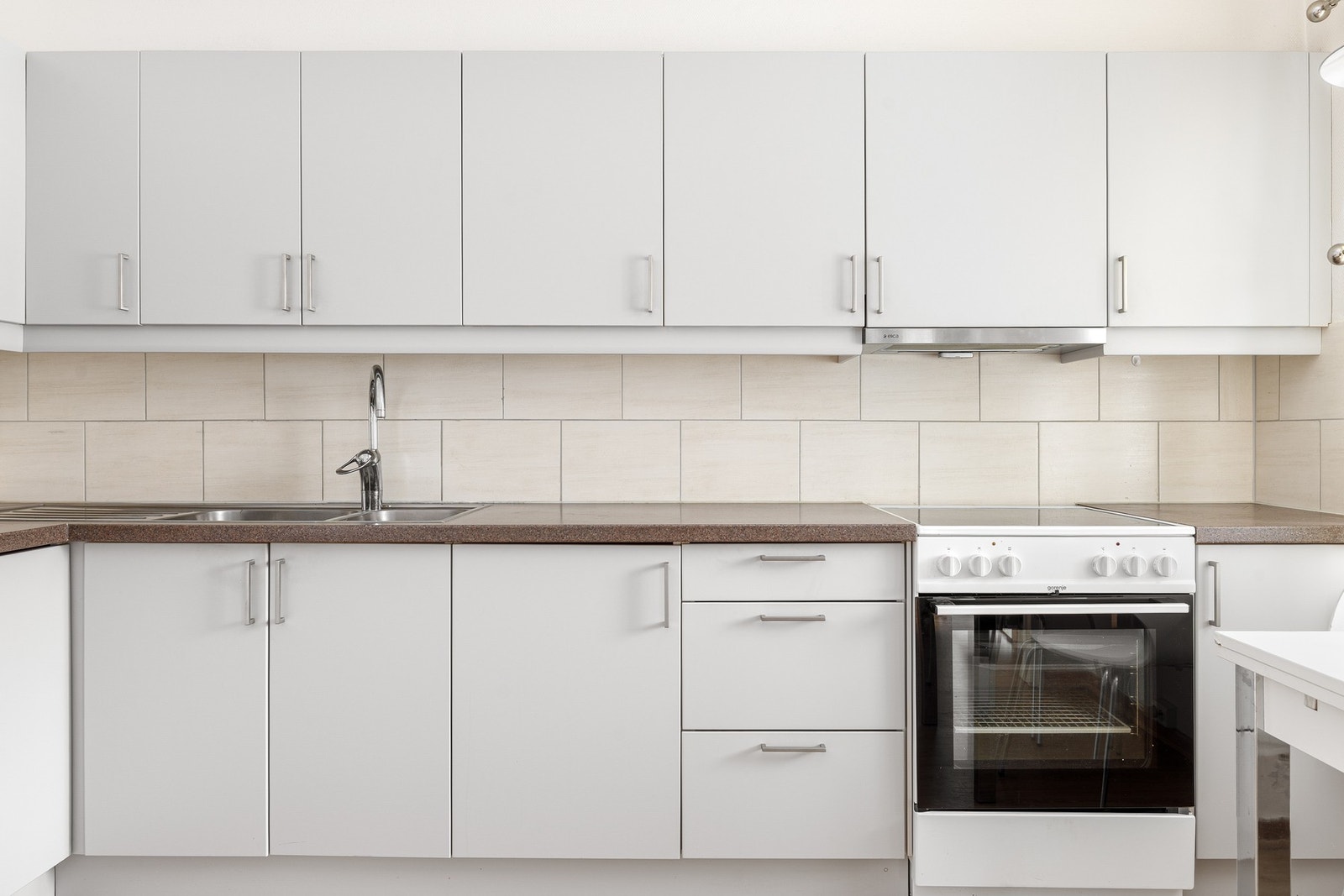 Kjøkkenet har innredning med glatte fronter. Benkeplaten er av laminat. Galleribilde