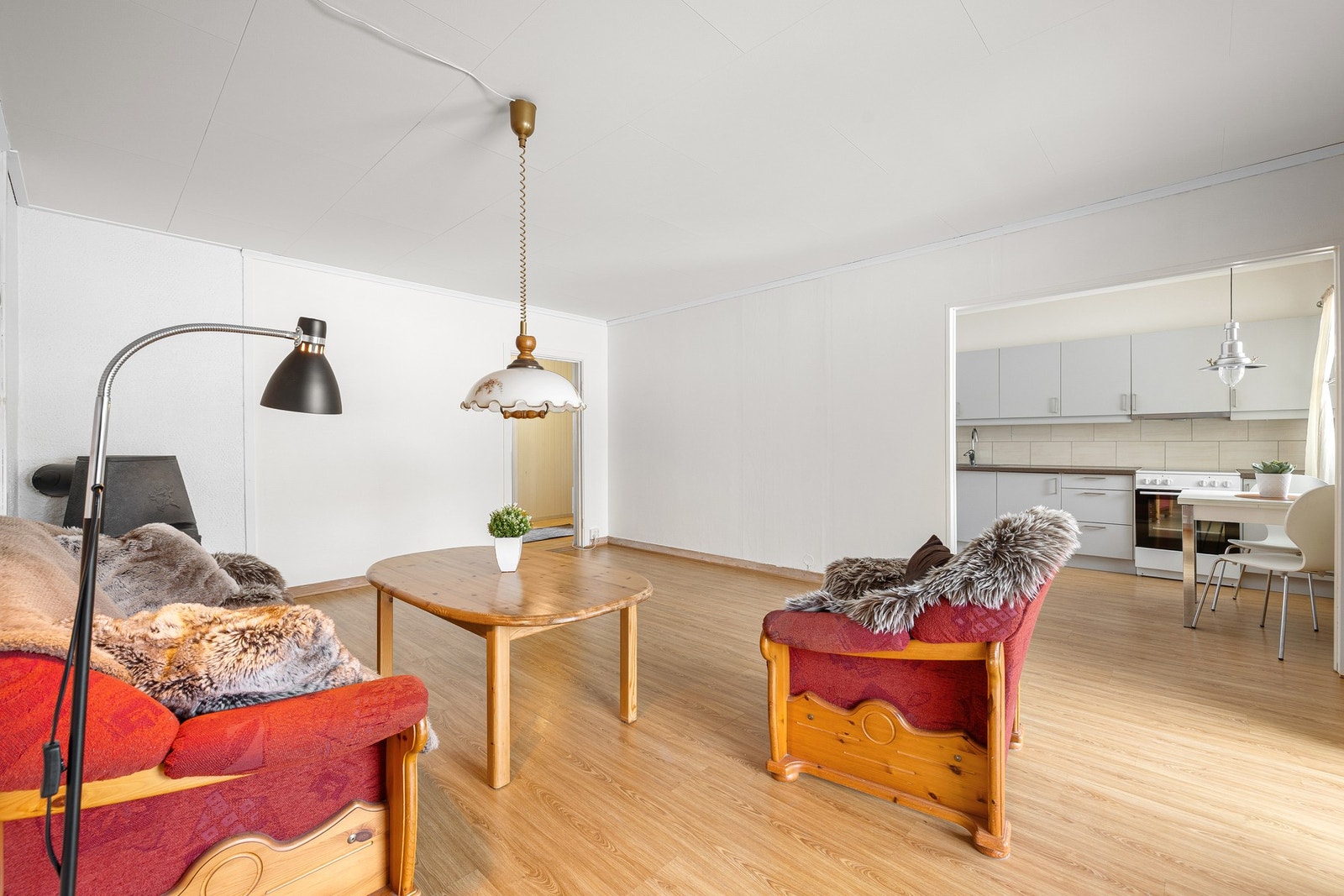 Stuen er romslig og har både vedfyring og gulvvarme, som gir en behagelig varme gjennom året. Galleribilde