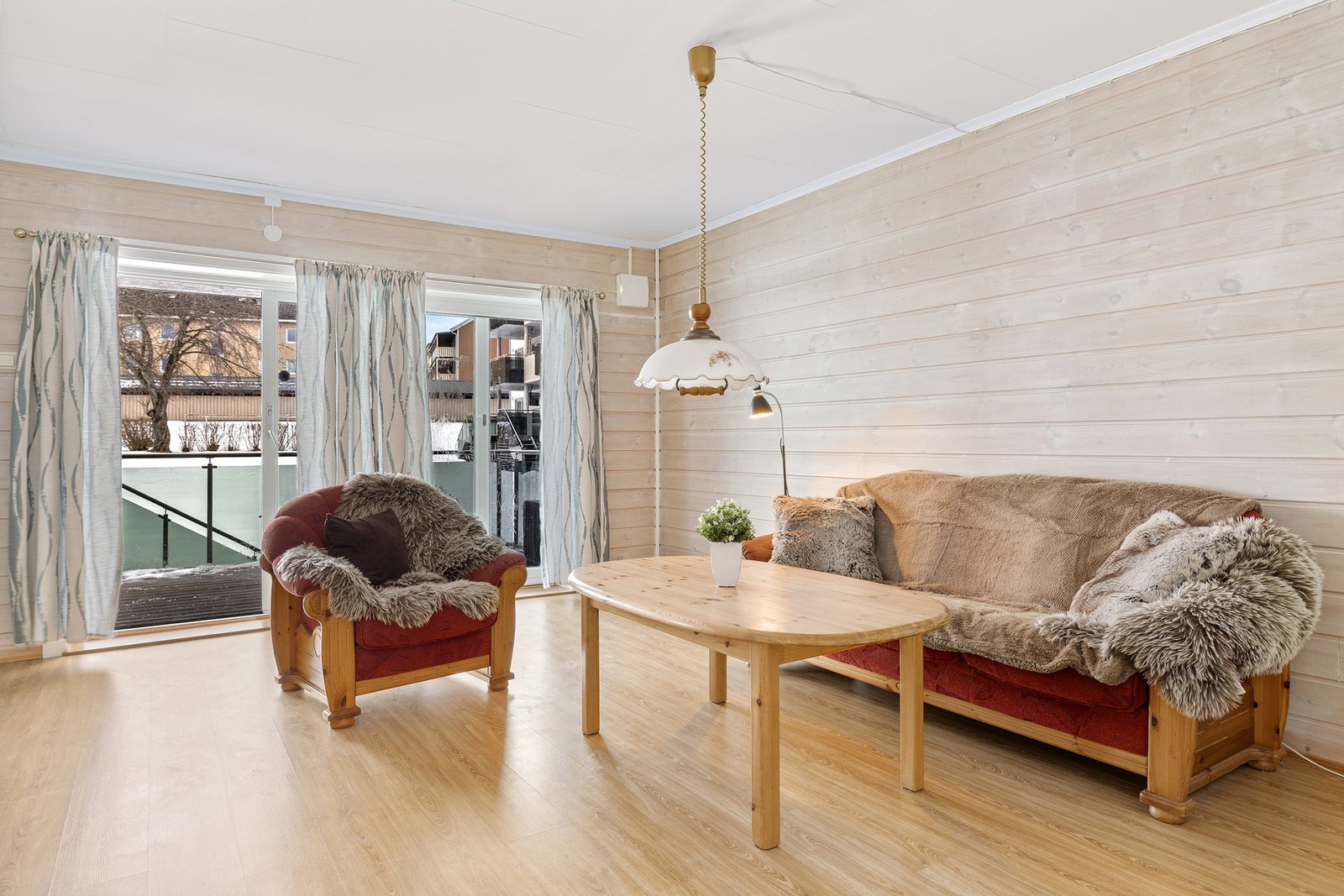 Velkommen til en lys og trivelig 3-roms leilighet i Rognheim Borettslag. Galleribilde