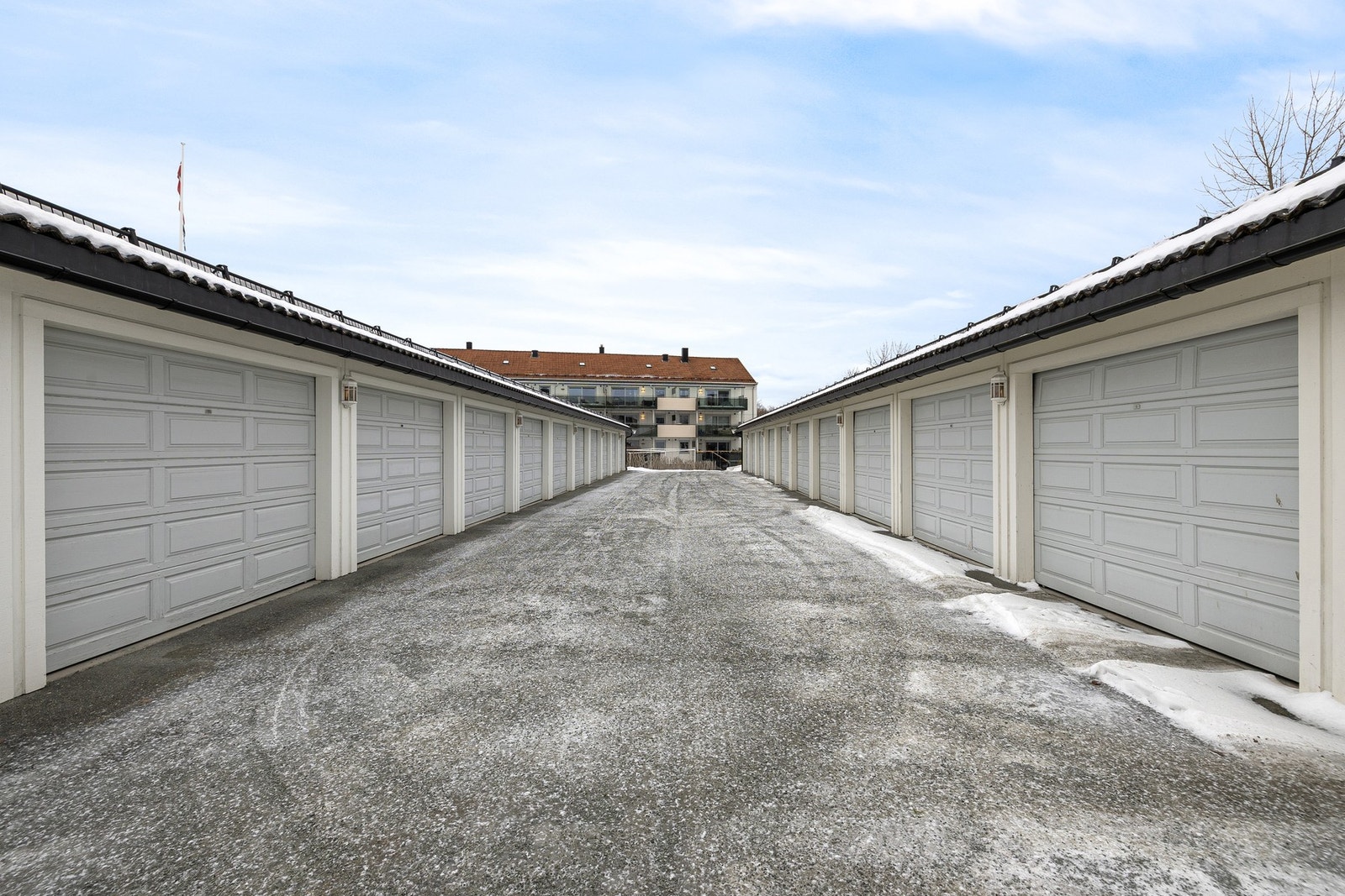 Rognheim Borettslag har 22 garasjeplasser i rekke.
- Ledige garasjer tildeles av styret og tildeles etter dato for mottatt søknad.
- Ved tildeling av garasje betales omkostninger til TOBB. Galleribilde