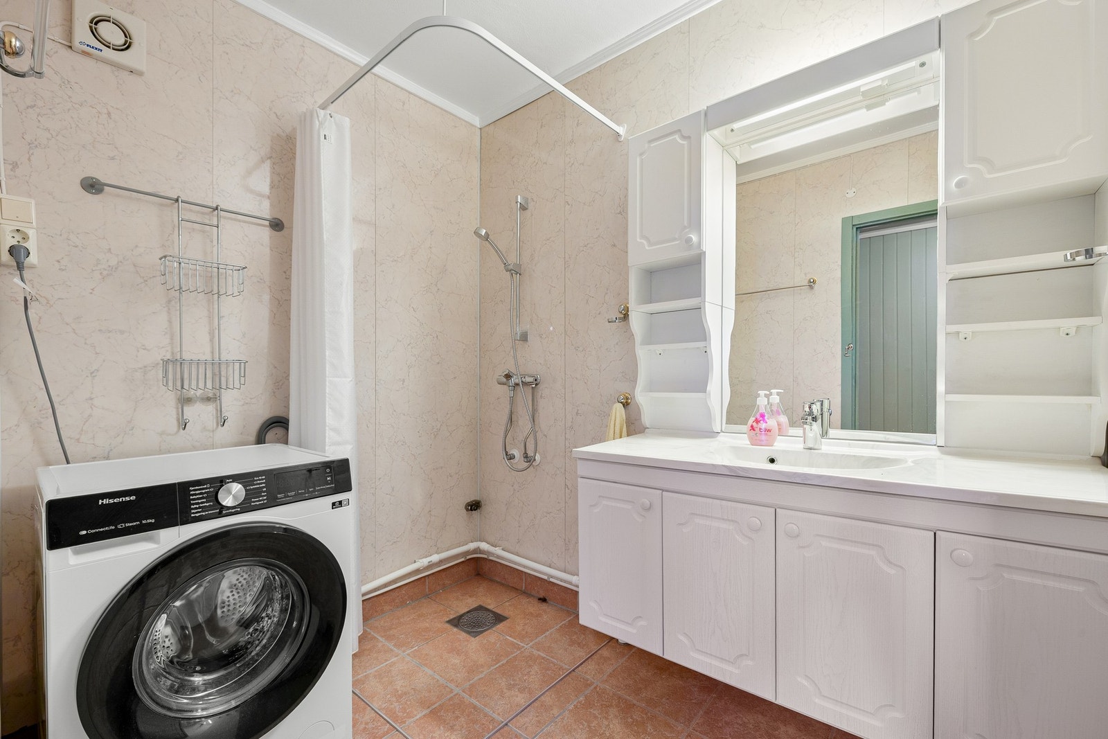 Badet er tidligere oppgradert og i tillegg finnes et separat toalett, noe som er en ettertraktet løsning i denne boligtypen. Galleribilde