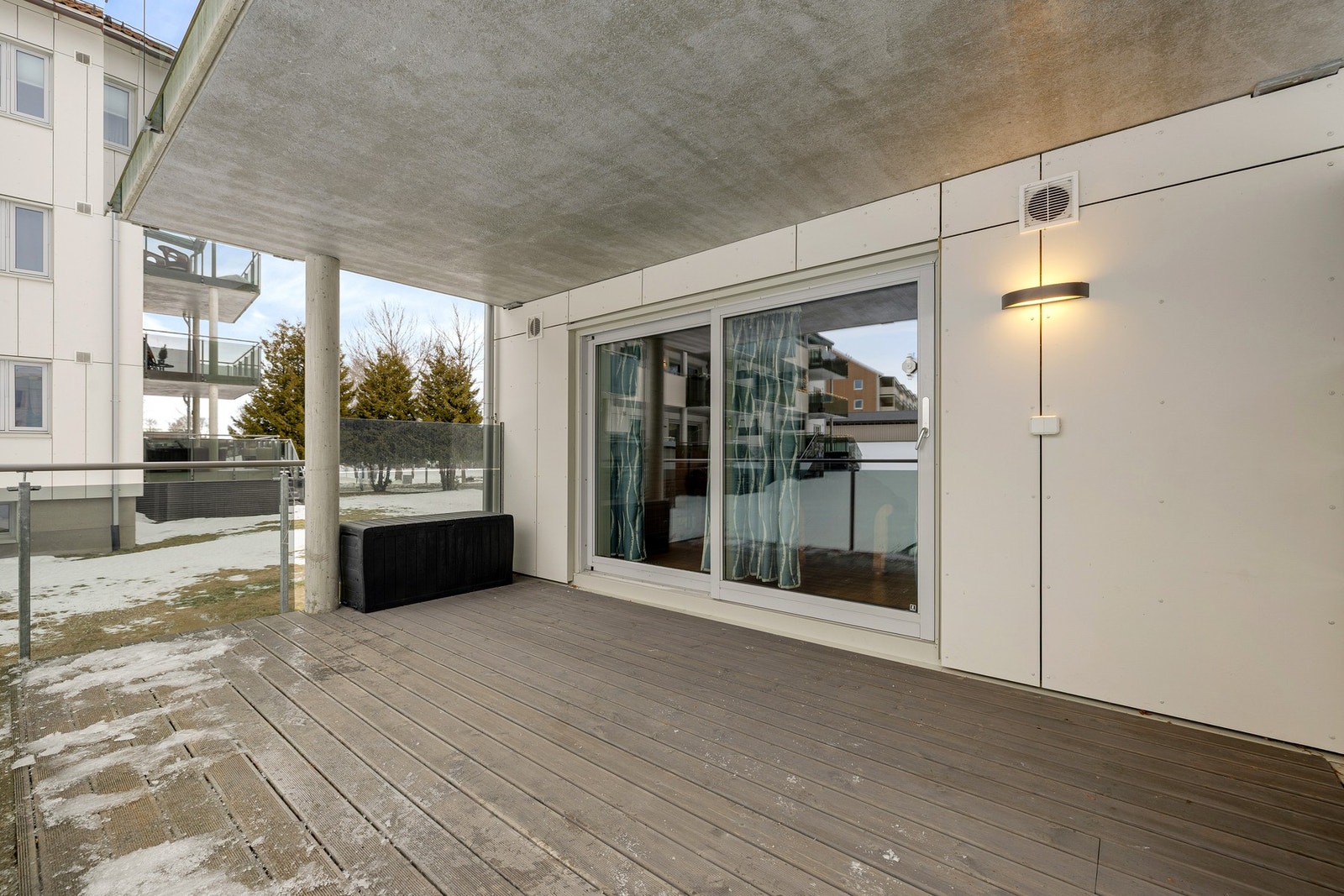 I 2023 ble terrassen skiftet ut, slik at du kan nyte utelivet på et friskt og oppgradert uteområde. Galleribilde