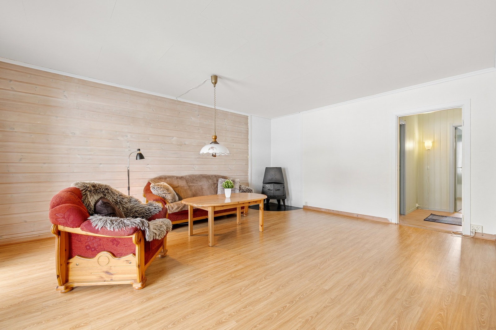 Leiligheten ligger i 1. etasje og byr på en arealeffektiv planløsning fordelt over ca. 65 kvm, med to soverom, adskilt stue og kjøkken, samt flere oppgraderinger som gjør boligen klar for innflytting. Galleribilde