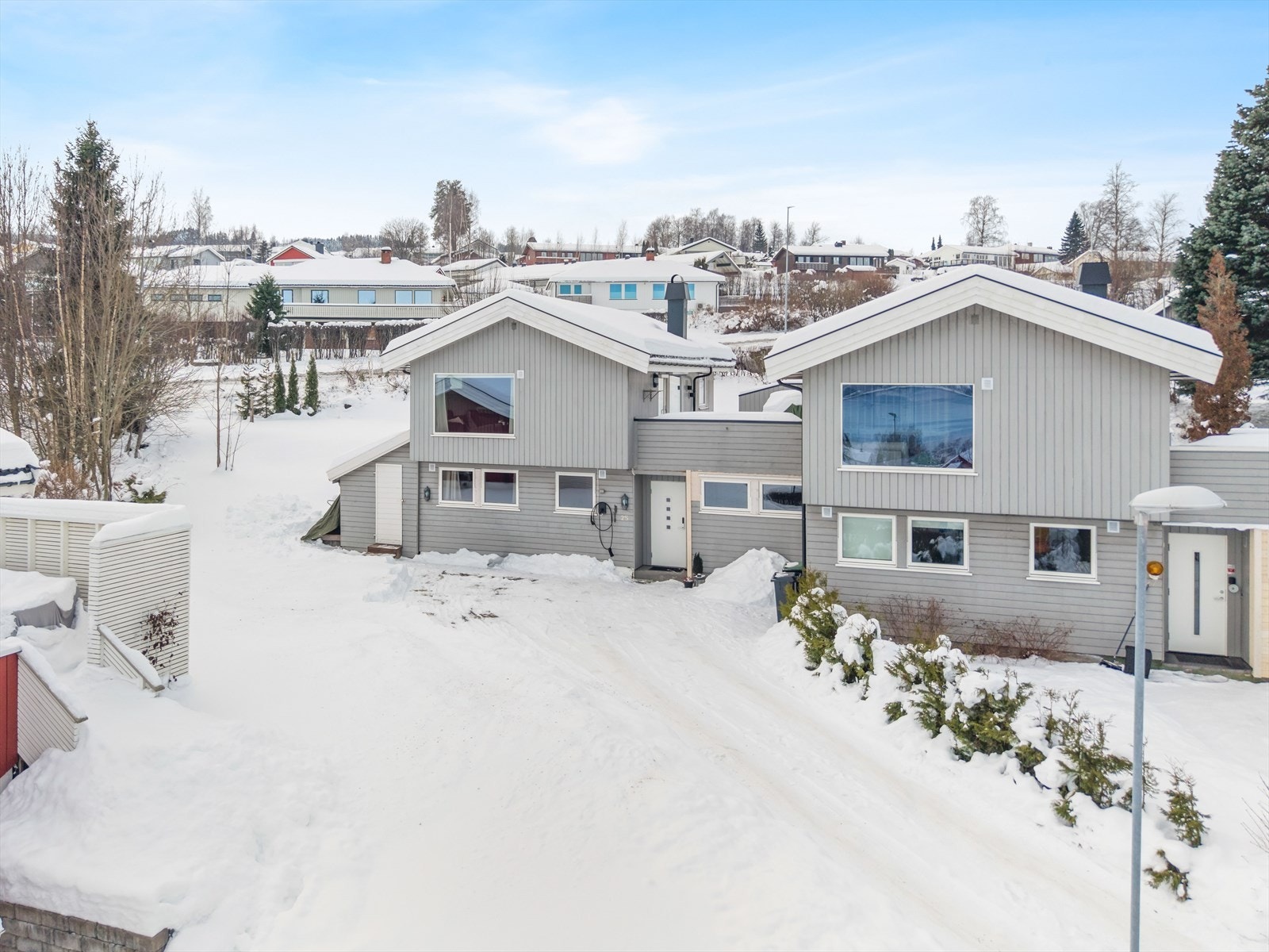 Biloppstillingsplasser på gårdsplass med elbillader. Videre parkering på gjesteplasser. Galleribilde