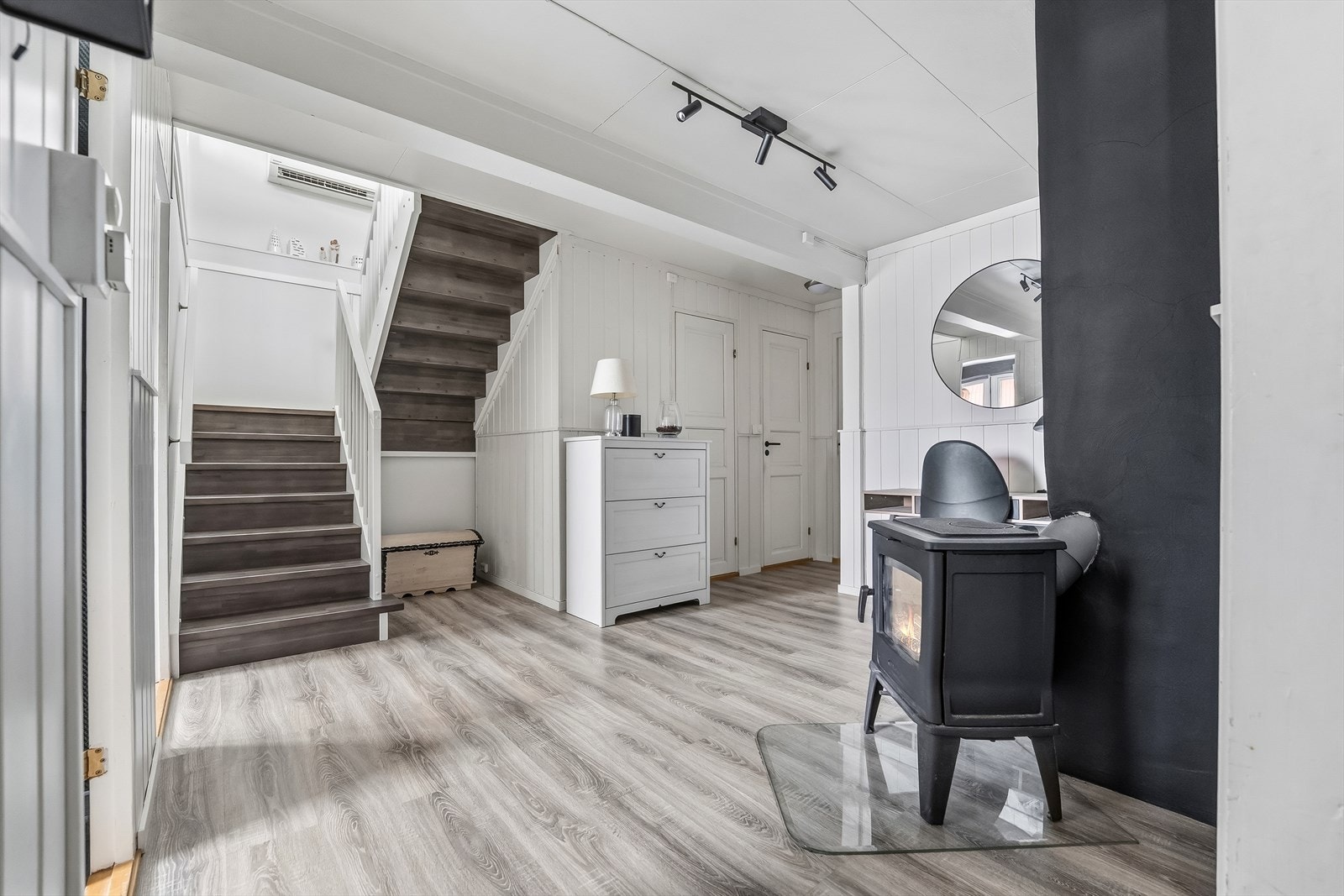 Gang med nytt gulv fra 2021 installert med varmekabler. Ny vedovn fra 2021. Galleribilde