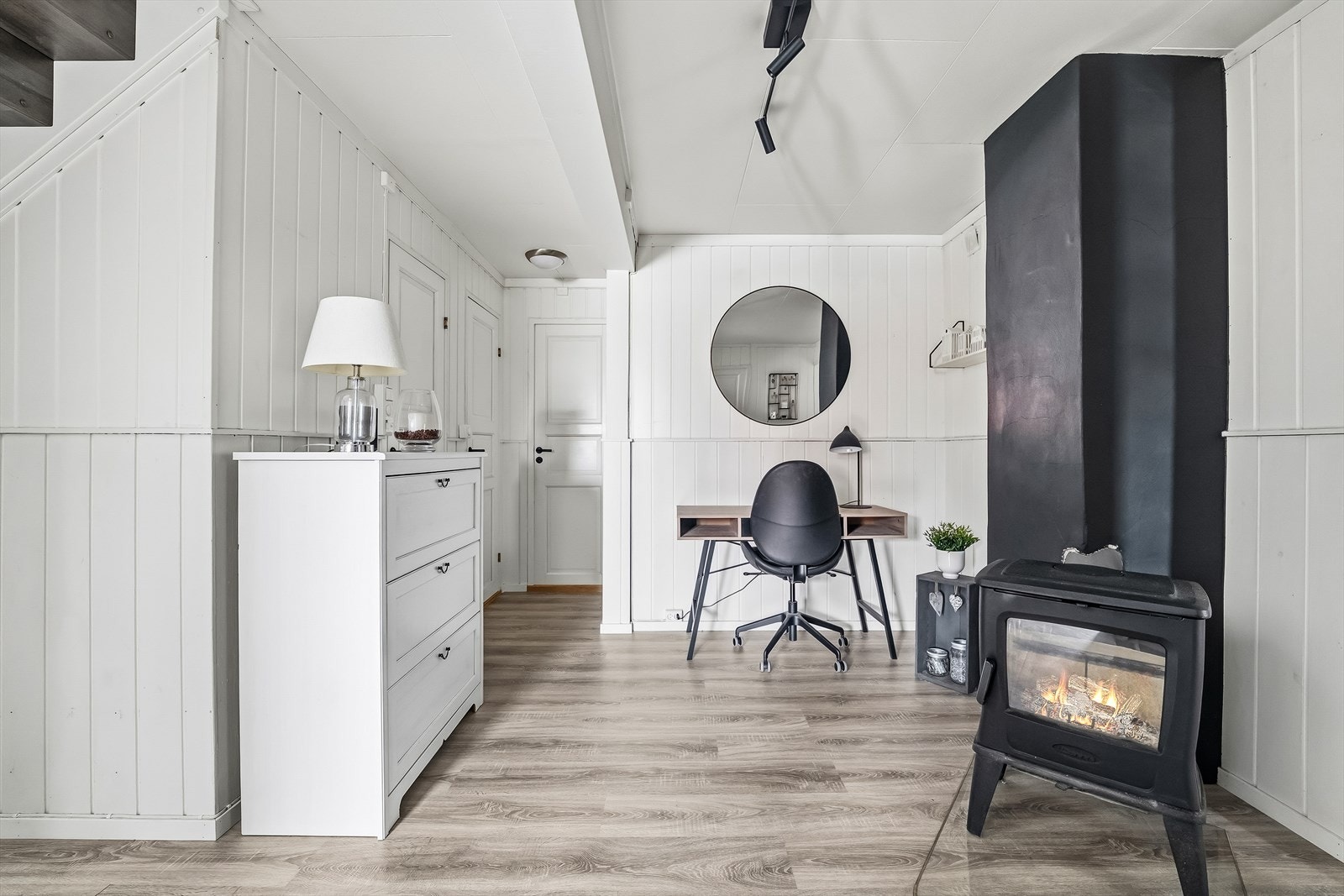 Gangen gir fin plass til oppbevaring og gir adkomst til 3 soverom, bad, vaskerom, toalettrom og to boder. Galleribilde