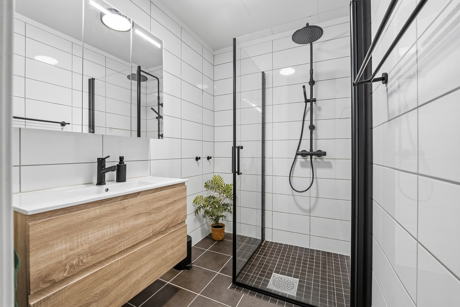 Stilrent baderom renovert i 2011. Våtrommet er innredet med nedfelt servant og dusjvegger/hjørne, med ny innredning fra 2022. Galleribilde