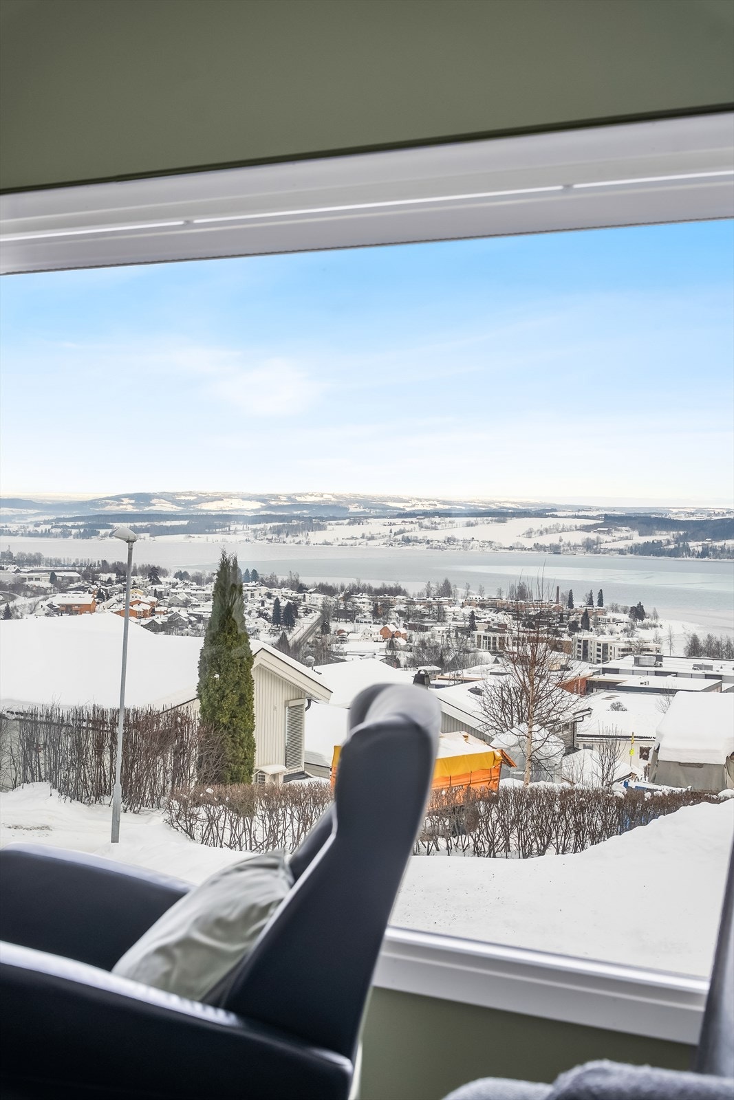 Upåklagelig utsikt over byen og Mjøsa fra stuen. Galleribilde