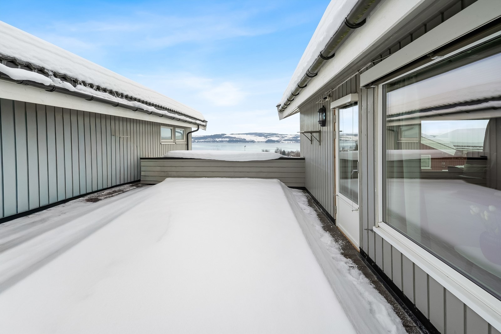 Fra stuen og hage har man adkomst til terrasse med god plass til møblering. Terrassegulv byttet og ny verandadør fra 2018. Utvendige persienner installert i 2022. Galleribilde