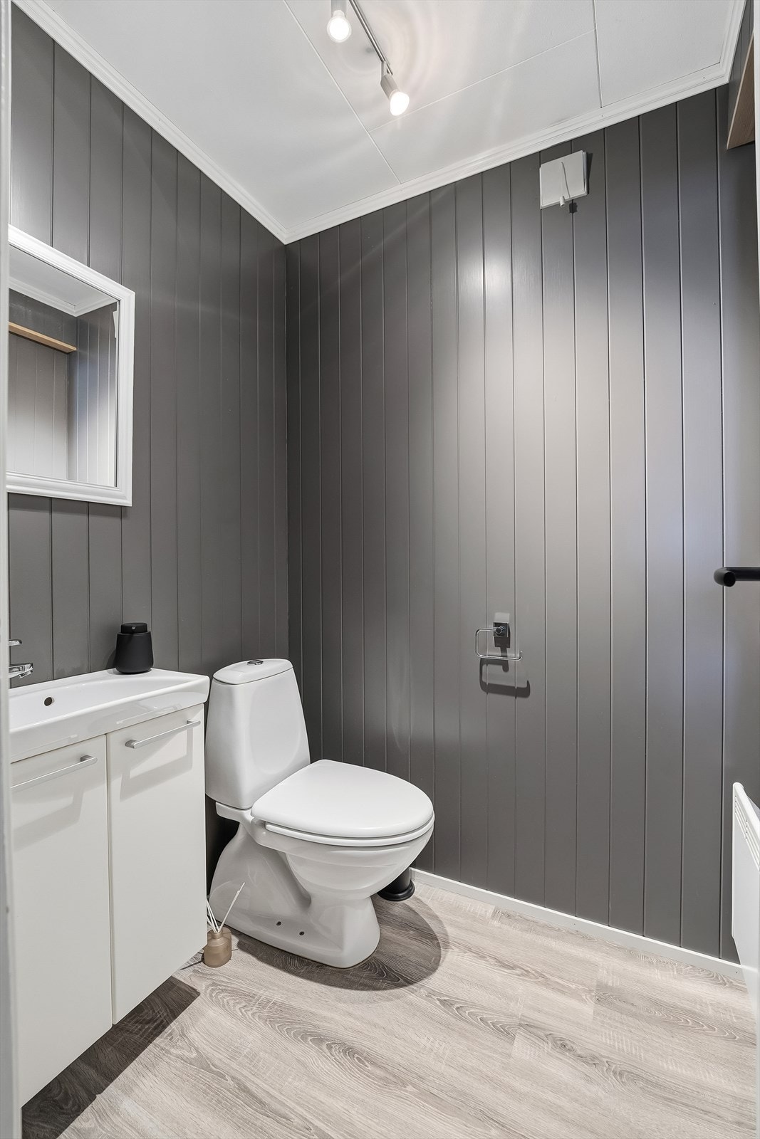 Toalettrom med servant og toalett. Rommet er pusset opp i 2021. Galleribilde