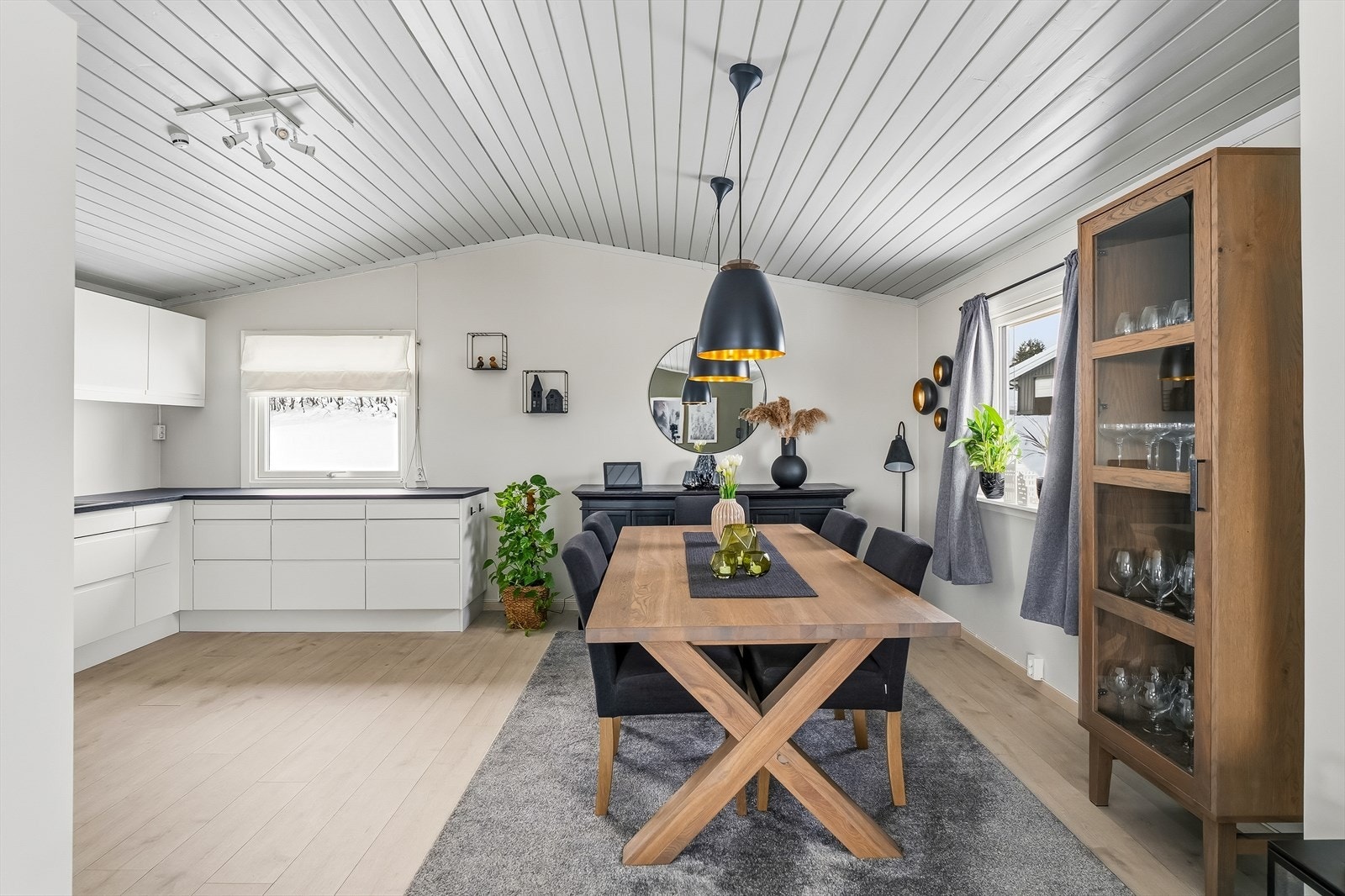 Store deler av første etasje ble pusset opp i 2022 / 2021. Deriblant nytt gulv og overflater. Galleribilde