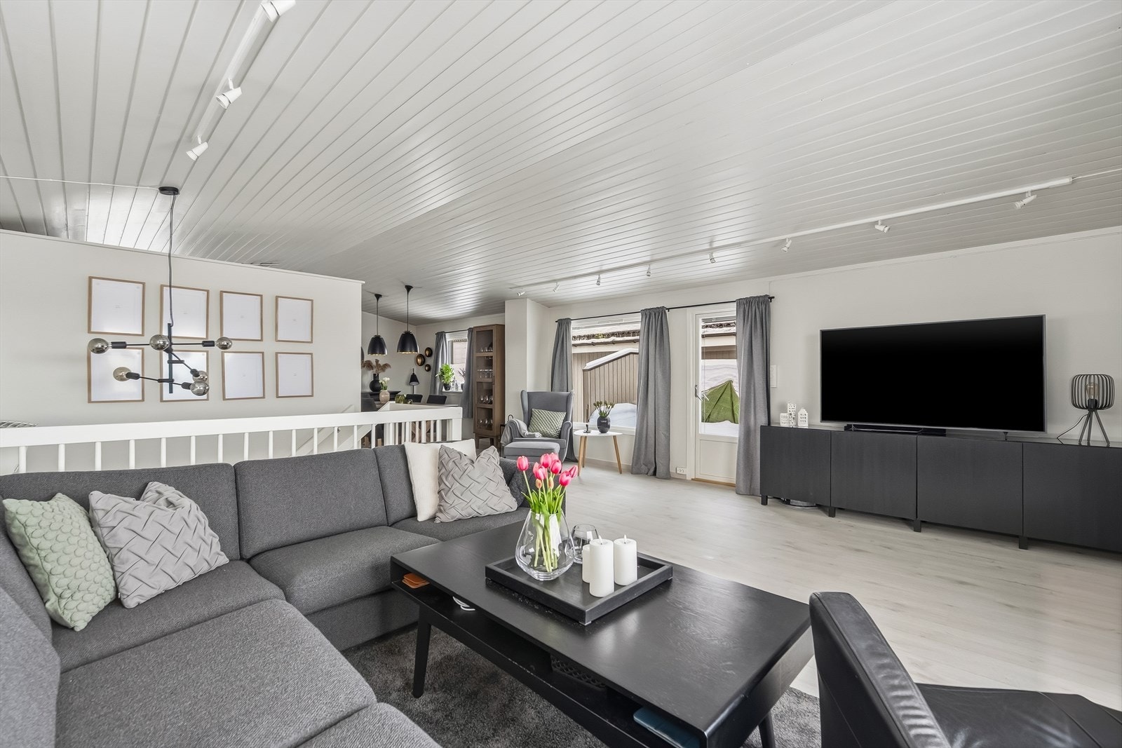 Stuen er et lyst og luftig rom som gir fin plass til møblering. Galleribilde