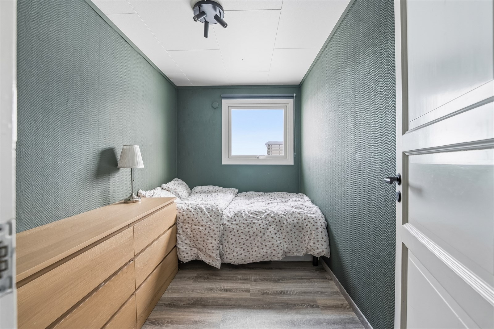 Soverom 3 malt i nyere tid. Nytt gulv lagt i 2021. Galleribilde