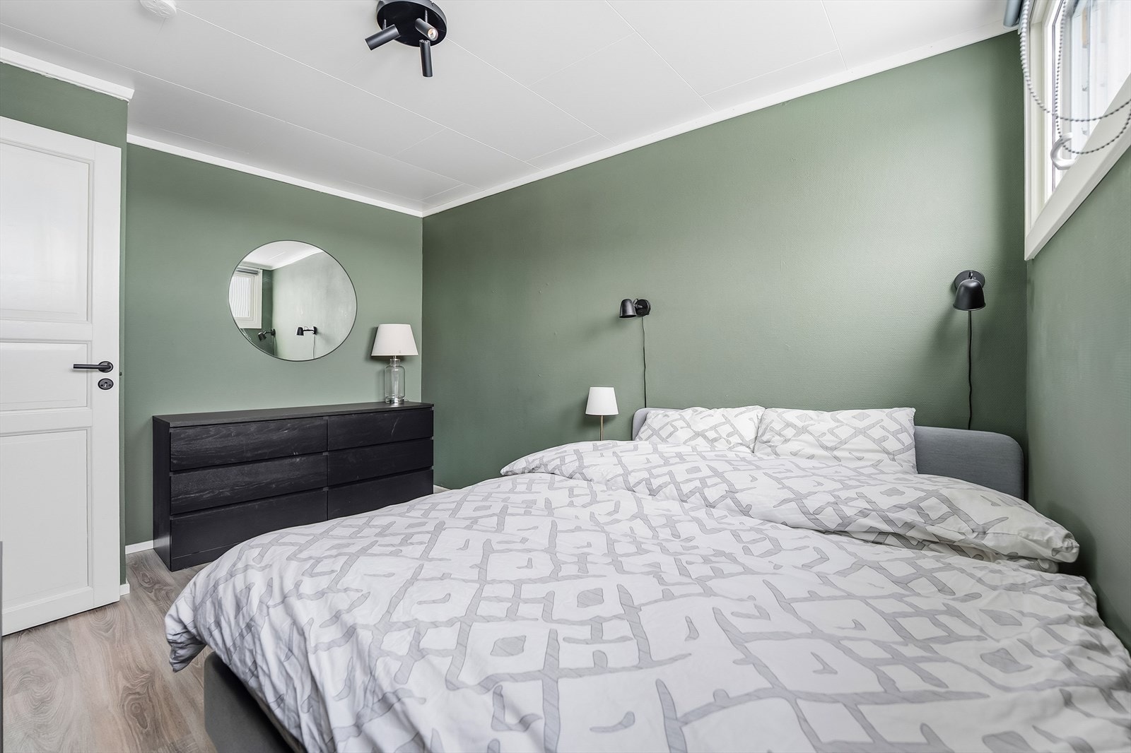 Soverom 2 med god plass til dobbeltseng og annen møblering. Nytt gulv fra 2021. Rommet er malt i nyere tid. Galleribilde