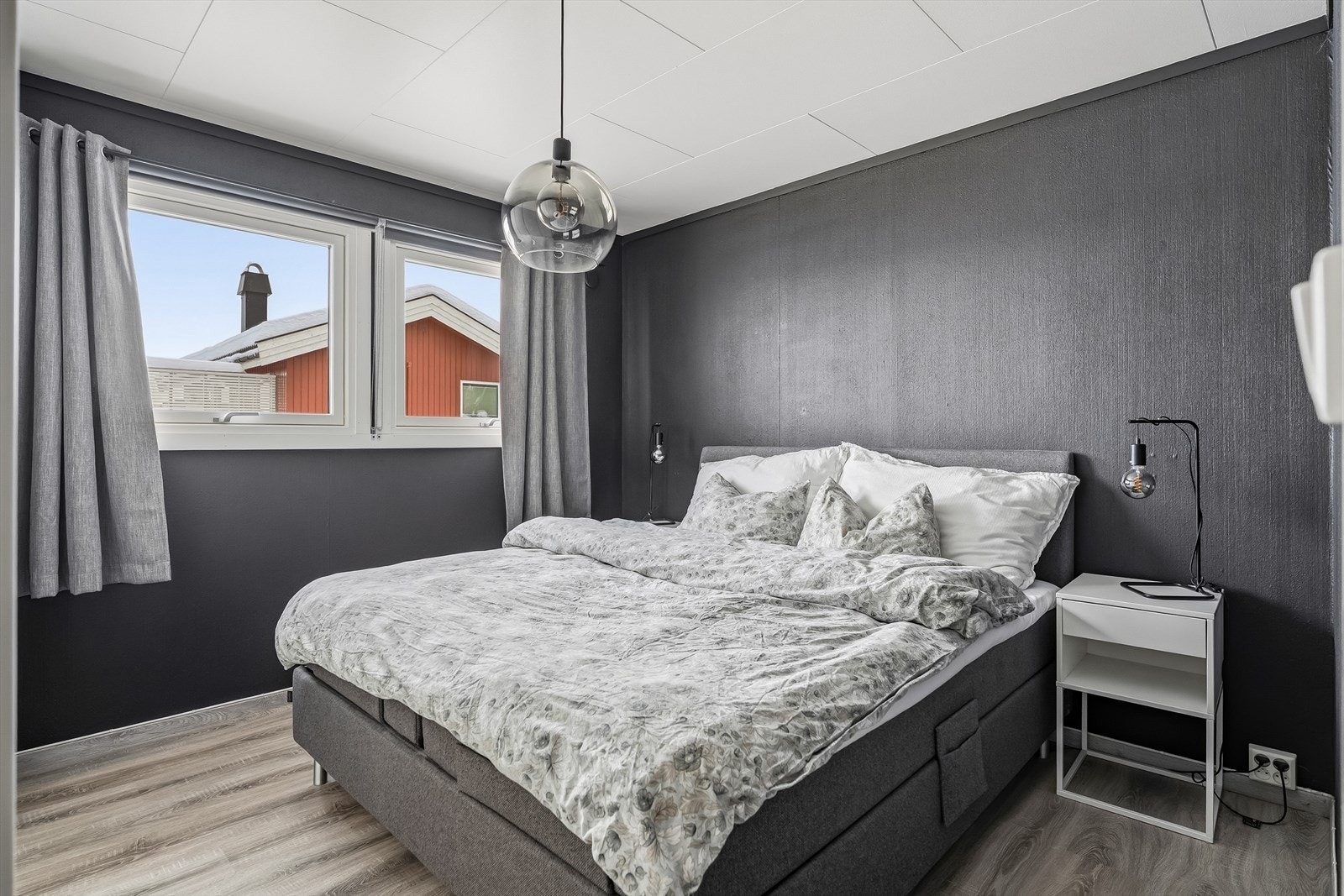 Boligen har totalt 3 soverom i fin størrelse. Soverom 1 gir god plass til dobbeltseng og garderobe. Rommet er malt i nyere tid. Galleribilde