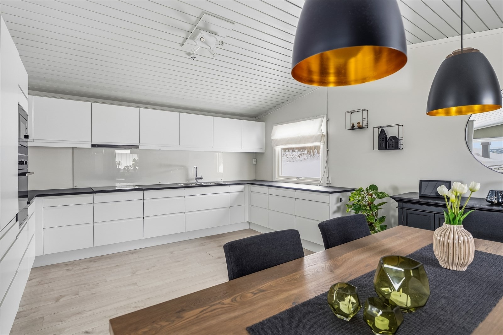 En oppgradert tomannsbolig innredet med kjøkken fra 2021, spisestue og stue. Fra stuen har man adkomst til terrasse og hagedel. Videre har boligen 3 sov, baderom med oppgradert innredning fra 2022, vaskerom og toalettrom, boder, gang og vindfang. Galleribilde