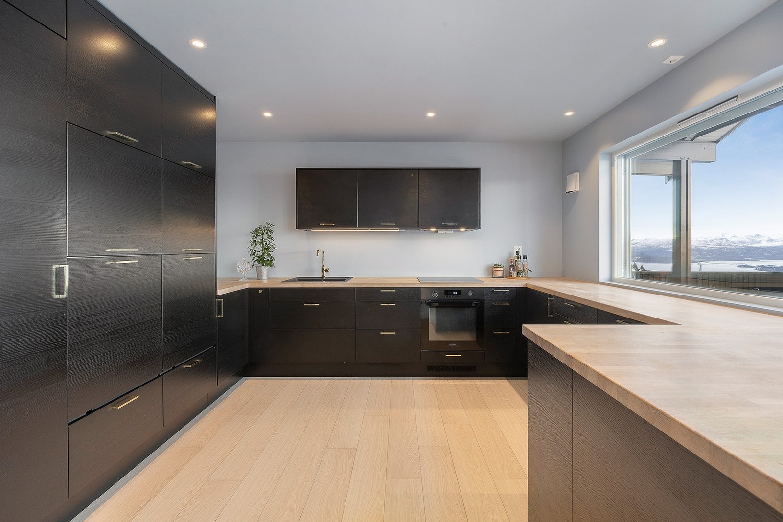 Stort kjøkken med god skap- og benkeplass. Kjøkkenet er fra 2021. Galleribilde