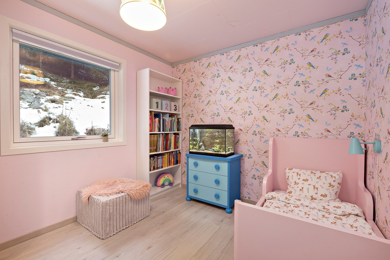 Det er 2 romslige soverom i 1. etasje. Galleribilde