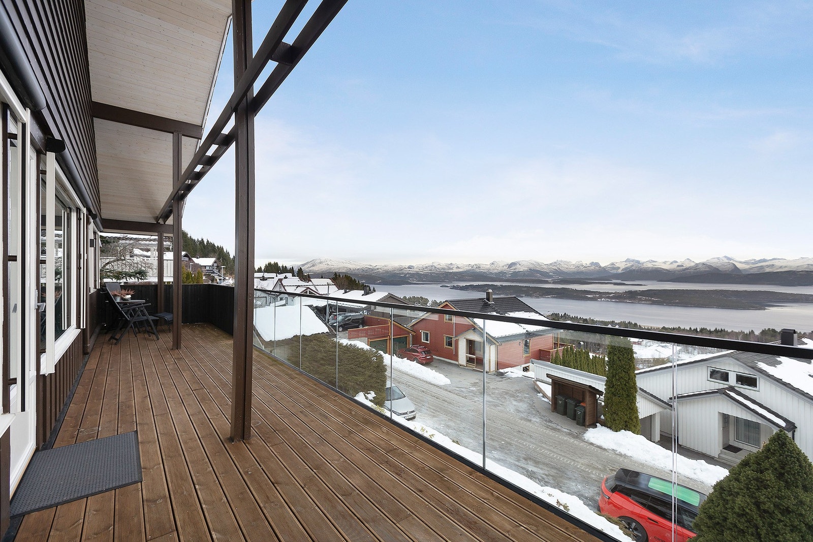 Veranda med glassrekverk fornyet 2024 (61m²). Galleribilde