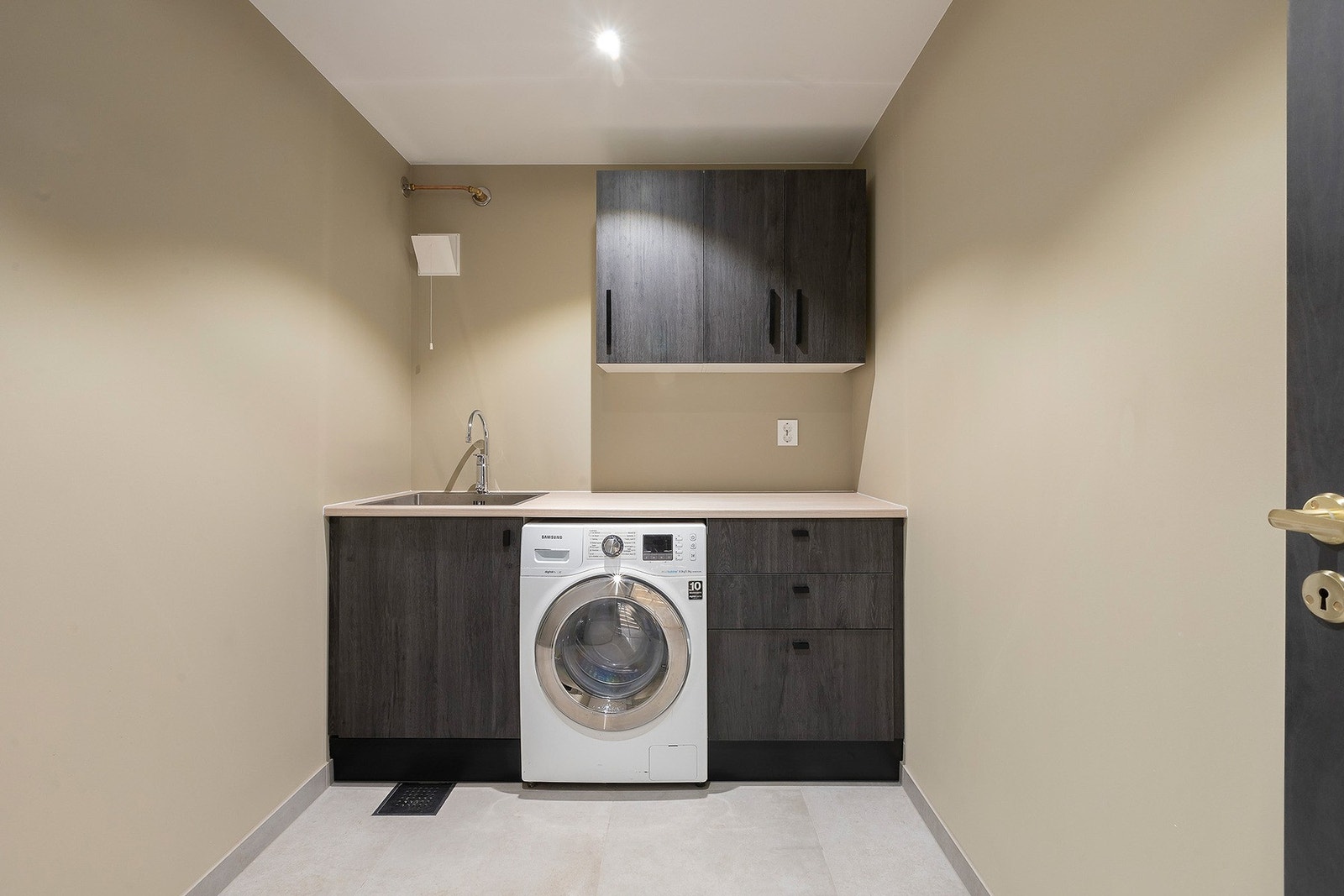 Vaskerom i kjeller ble totalrenovert i 2025. Gulvet er flislagt og har varmekabler. Galleribilde