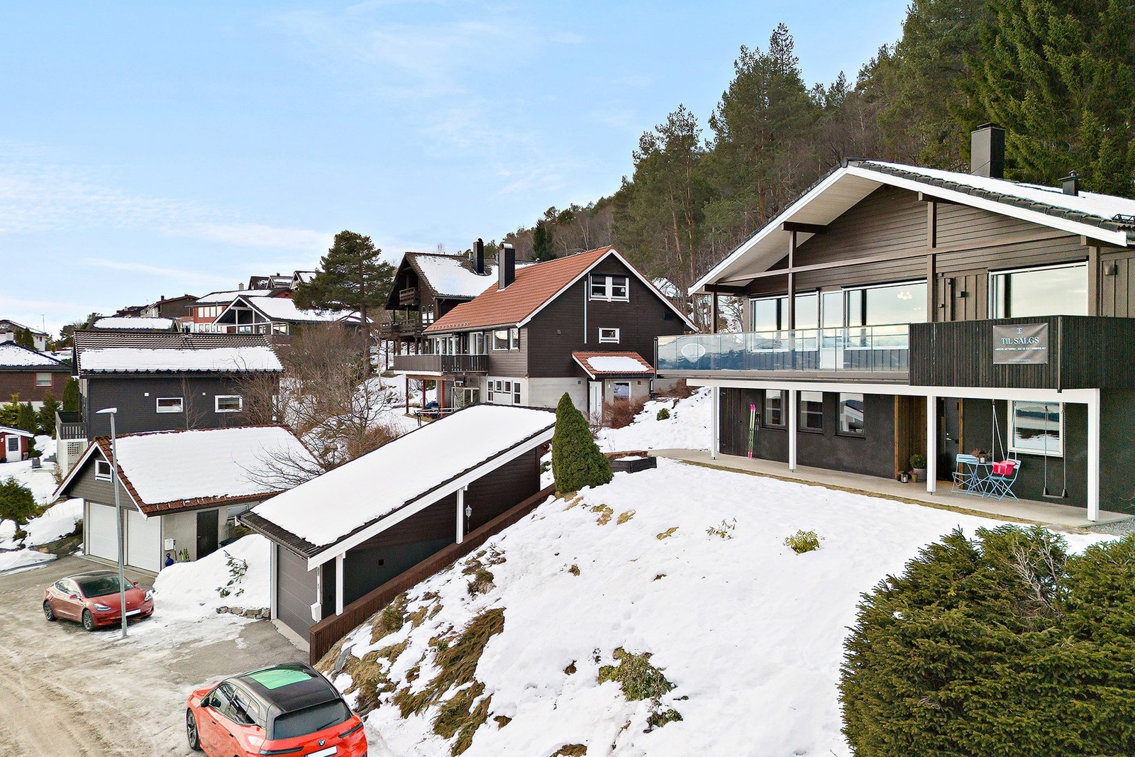 Garasjen har innlagt strøm, belysning og elbillader. I øvre del er det etablert en bod med adkomst via dør på oversiden av bygningen. Galleribilde