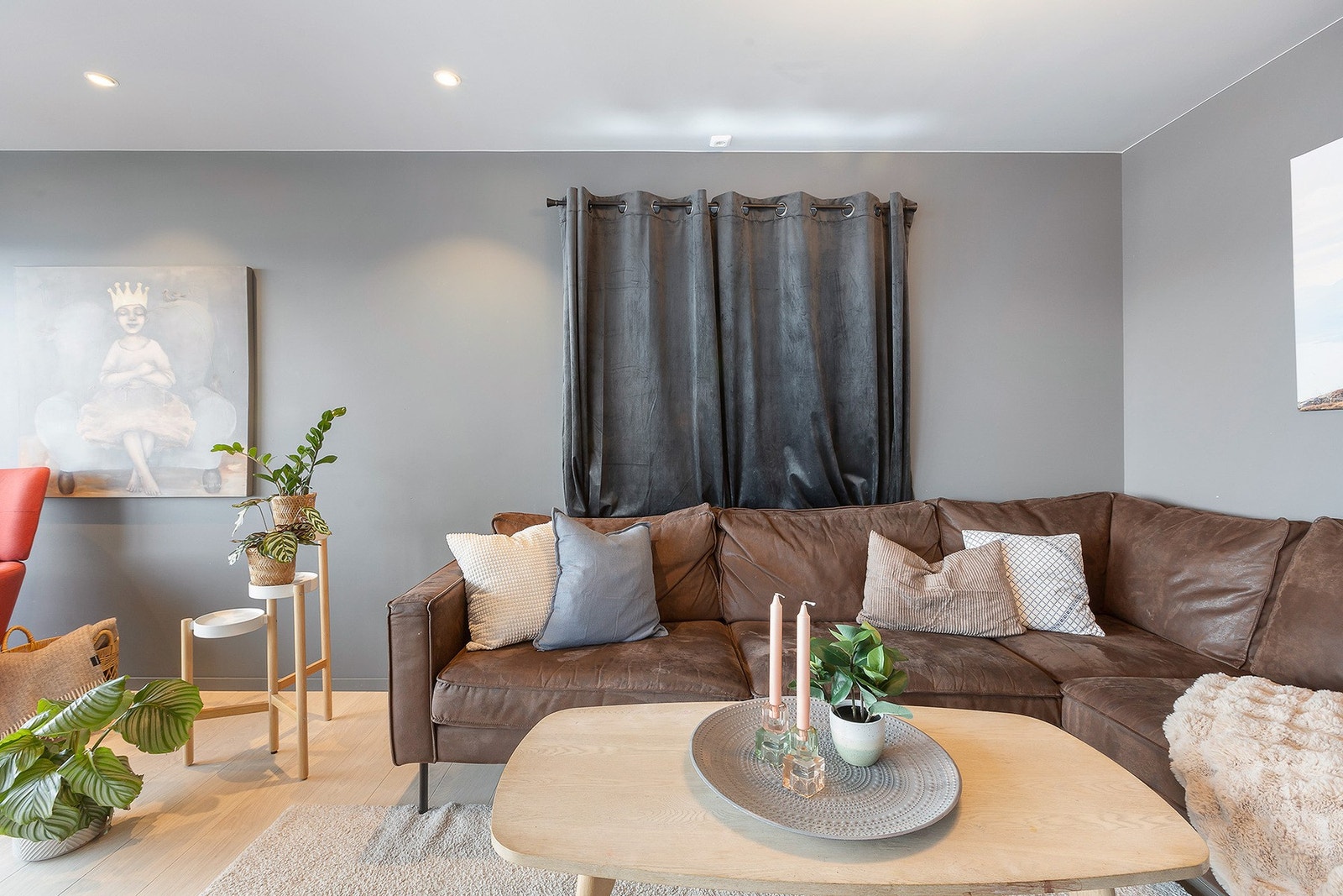 Koselig sofakrok, stuen har gjennomgående moderne overflater. Galleribilde