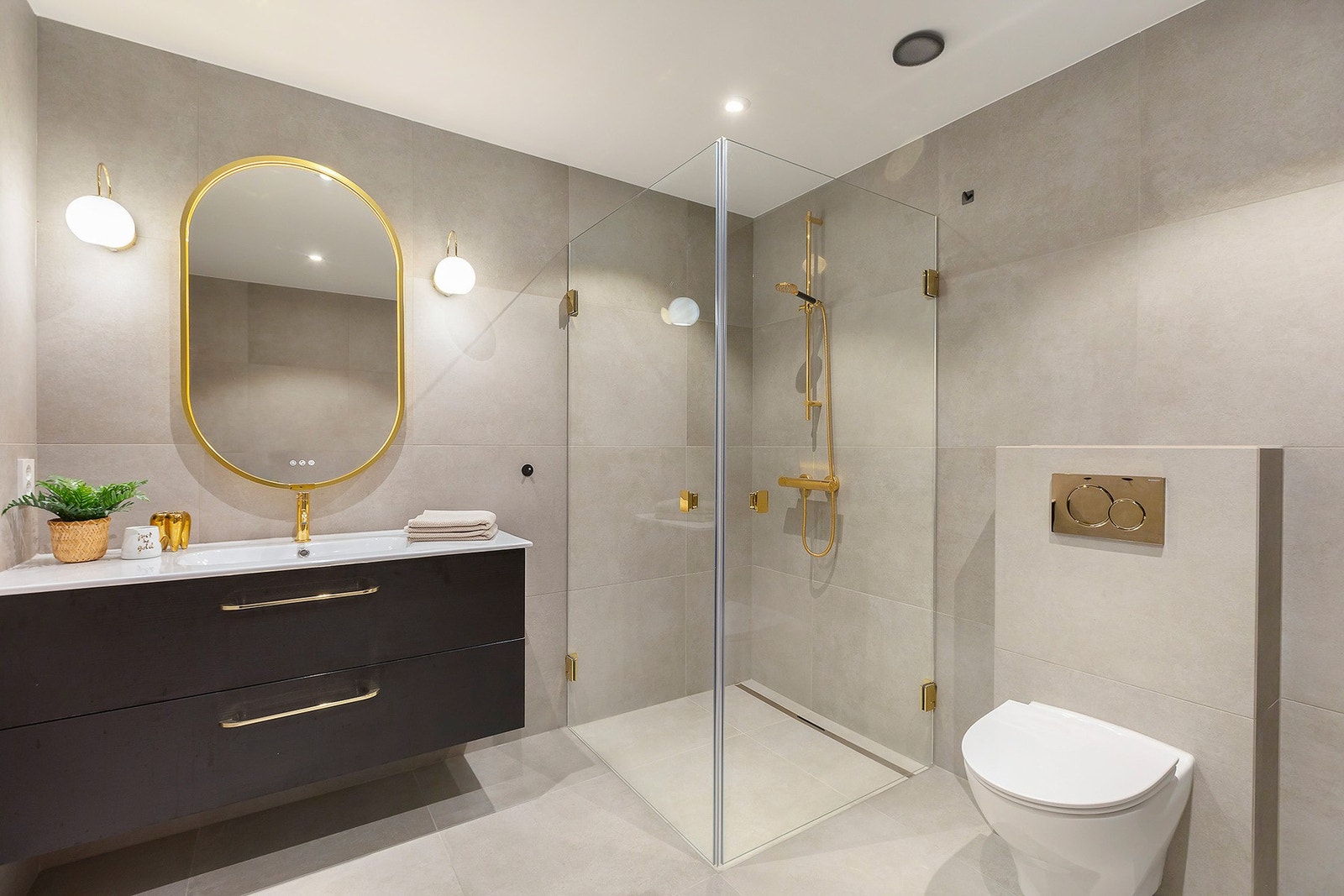 Bad i kjeller er totalrenovert i 2025. Badet er flislagt og utstyrt med varmekabler i gulv. Galleribilde