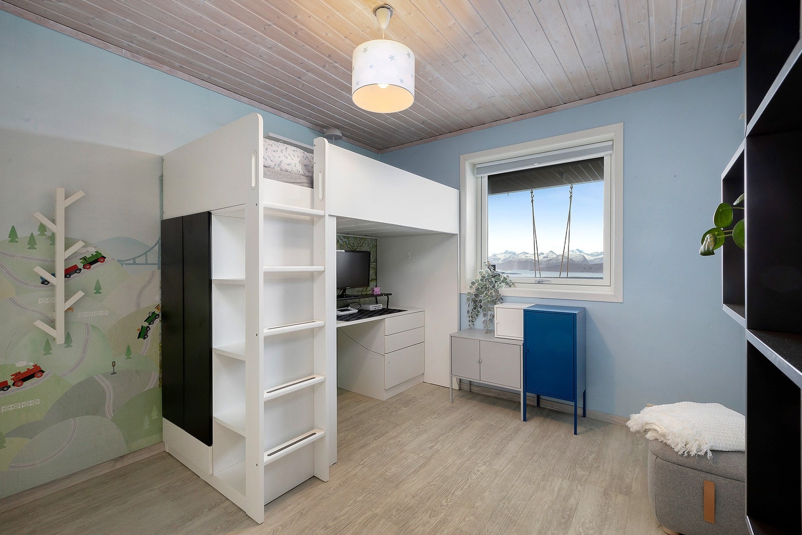 Romslig soverom i kjeller. Boligen har 3 soverom. Galleribilde